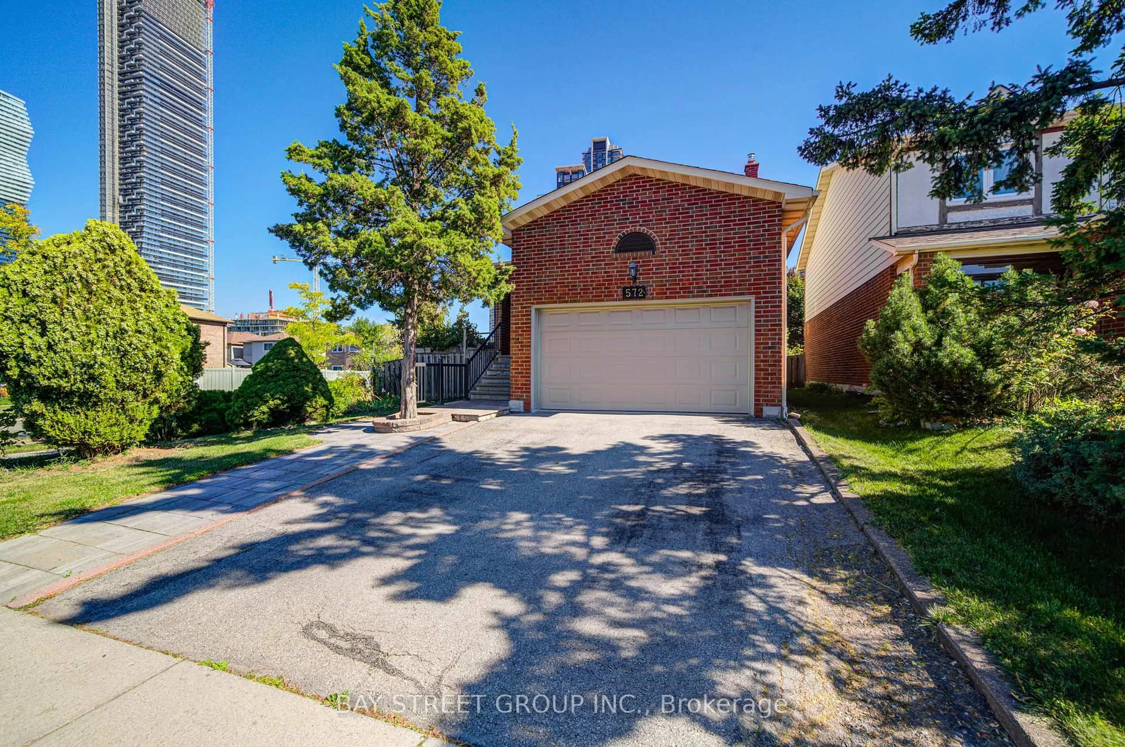 A pic from outside/outdoor area/front of a property/back of a property/a pic from drone, street for 572 Rideau Gate, Mississauga Ontario L5B 2W3