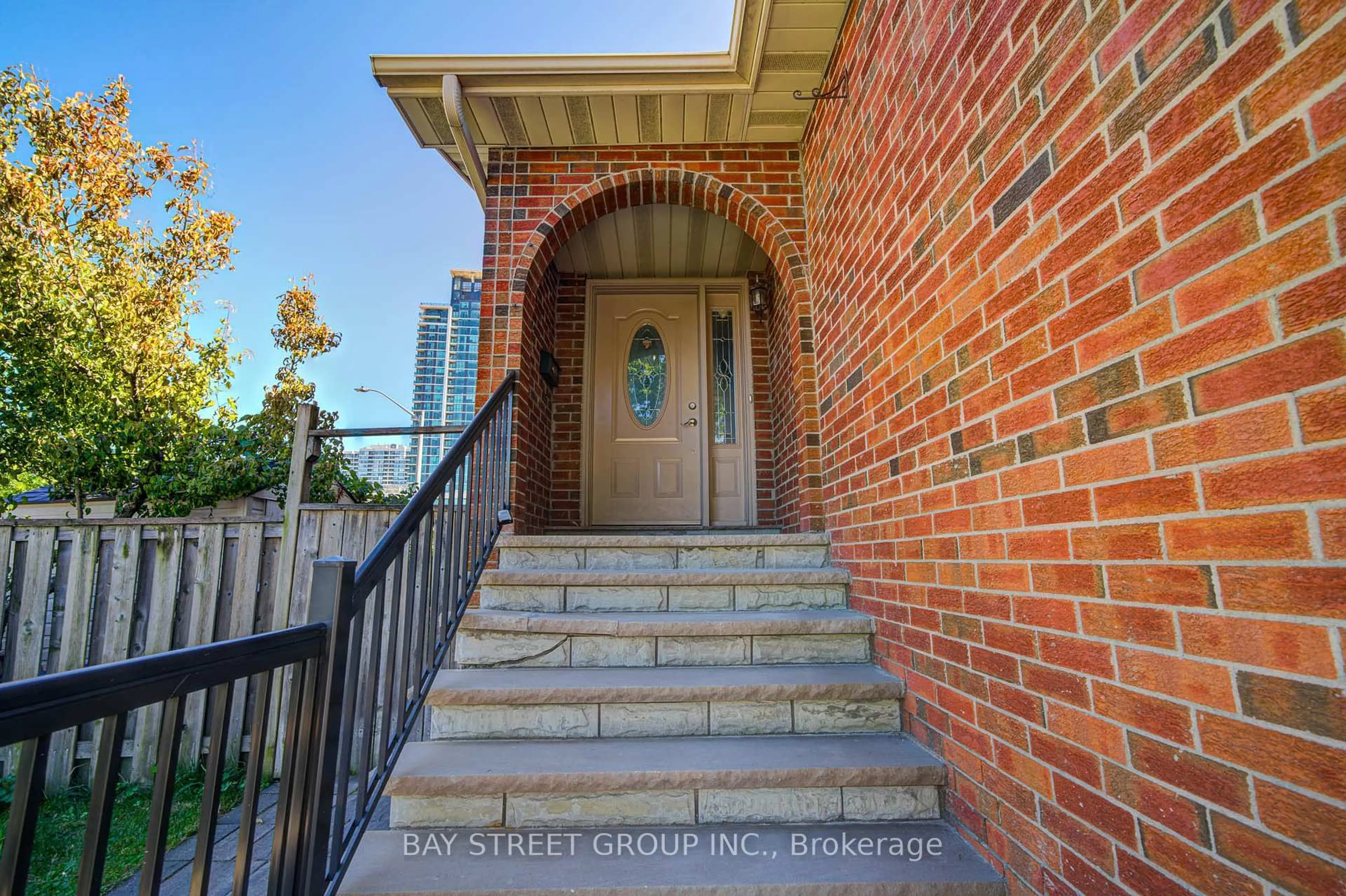 Home with brick exterior material, street for 572 Rideau Gate, Mississauga Ontario L5B 2W3