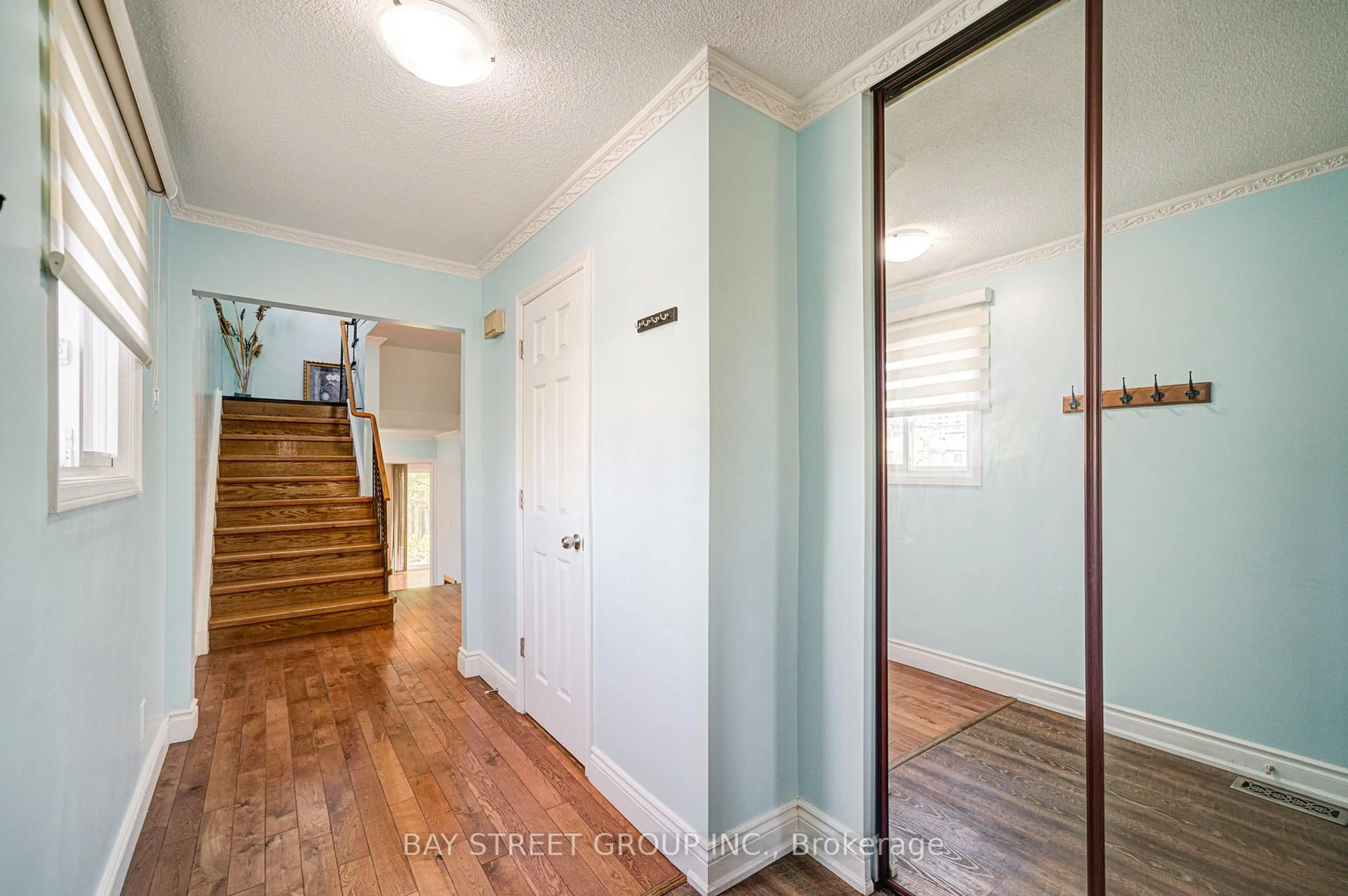 Indoor entryway for 572 Rideau Gate, Mississauga Ontario L5B 2W3