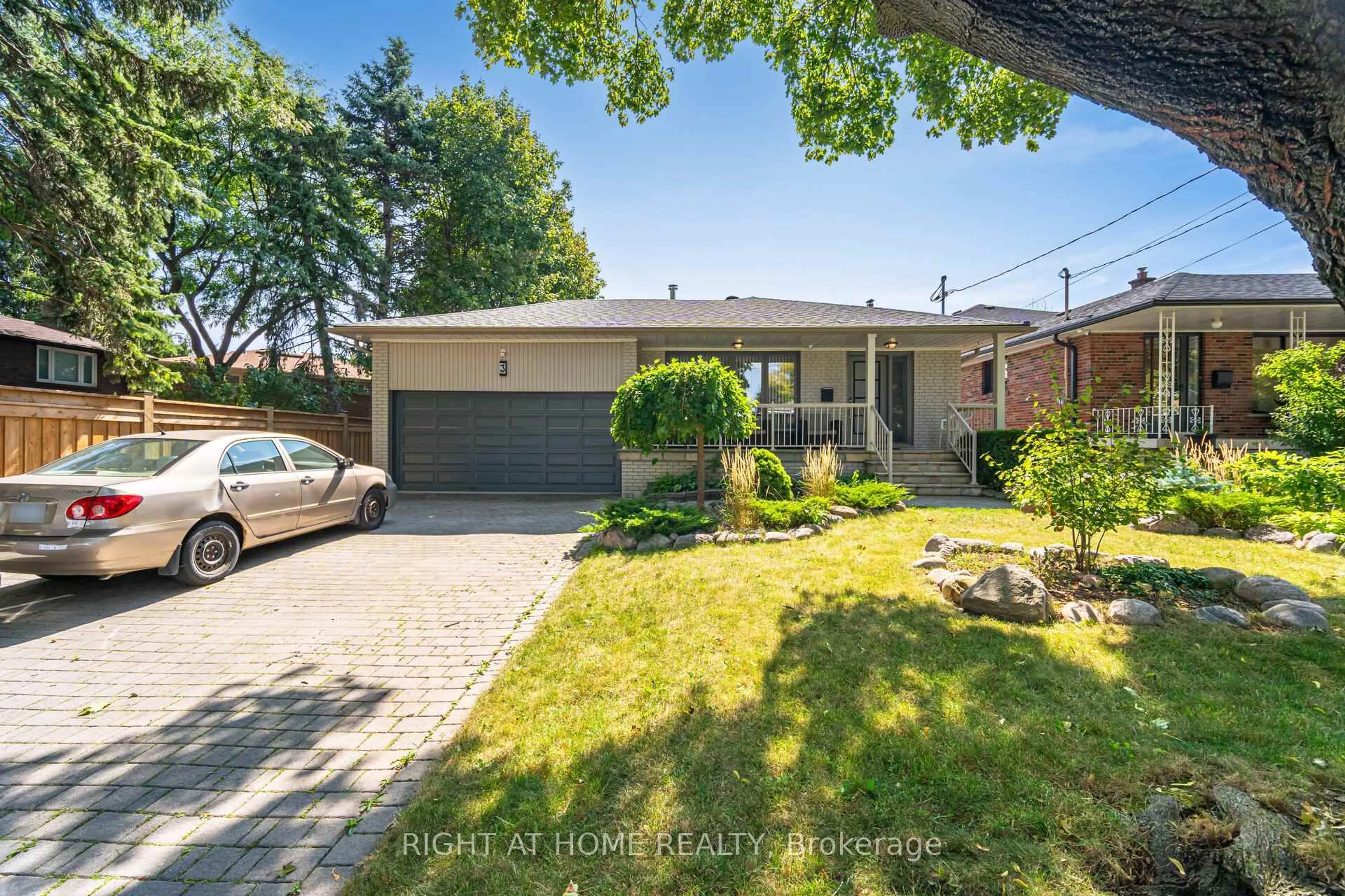 A pic from outside/outdoor area/front of a property/back of a property/a pic from drone, street for 3 Lethbridge Ave, Toronto Ontario M9P 2C8