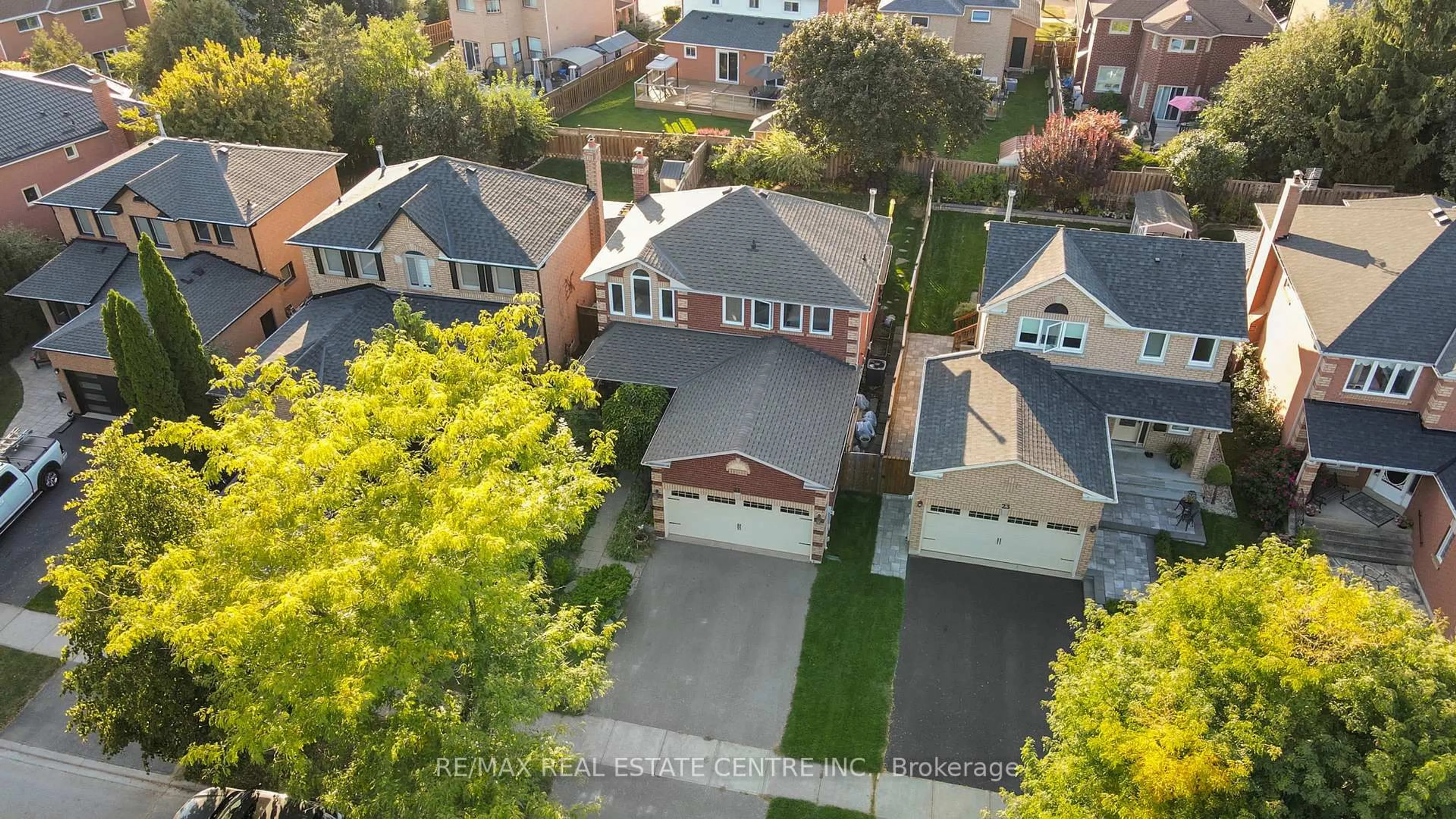 A pic from outside/outdoor area/front of a property/back of a property/a pic from drone, street for 21 Watson Rd, Halton Hills Ontario L7G 5P4