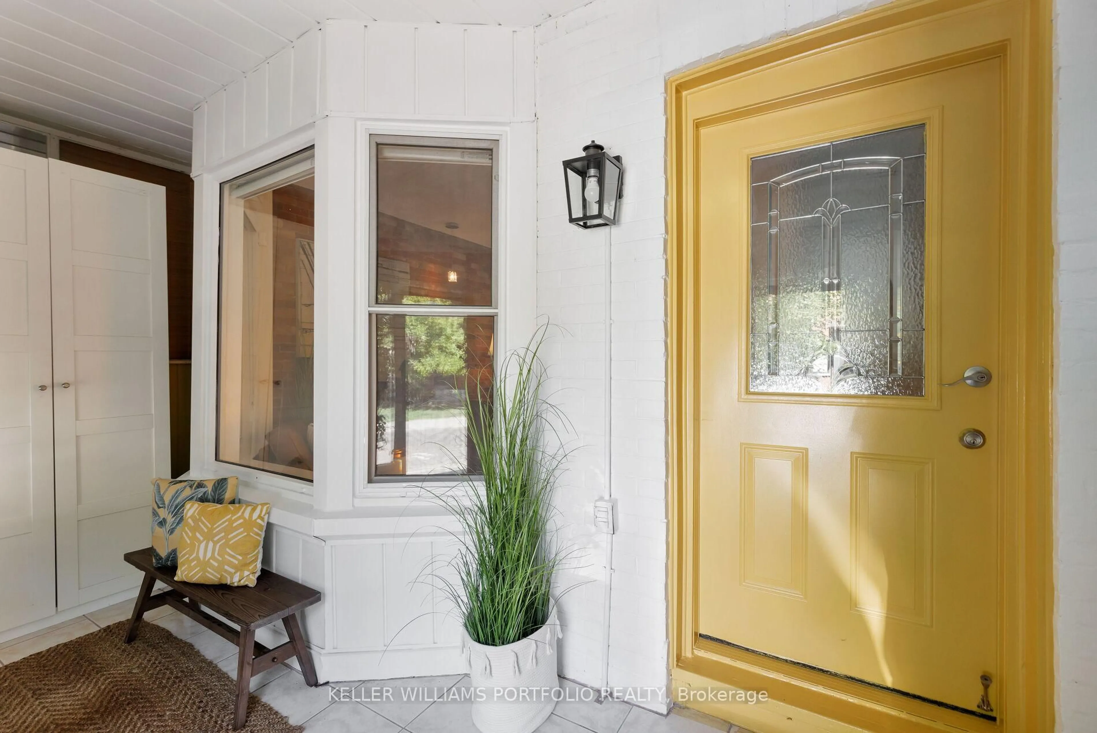 Indoor entryway for 77 Hook Ave, Toronto Ontario M6P 1T3