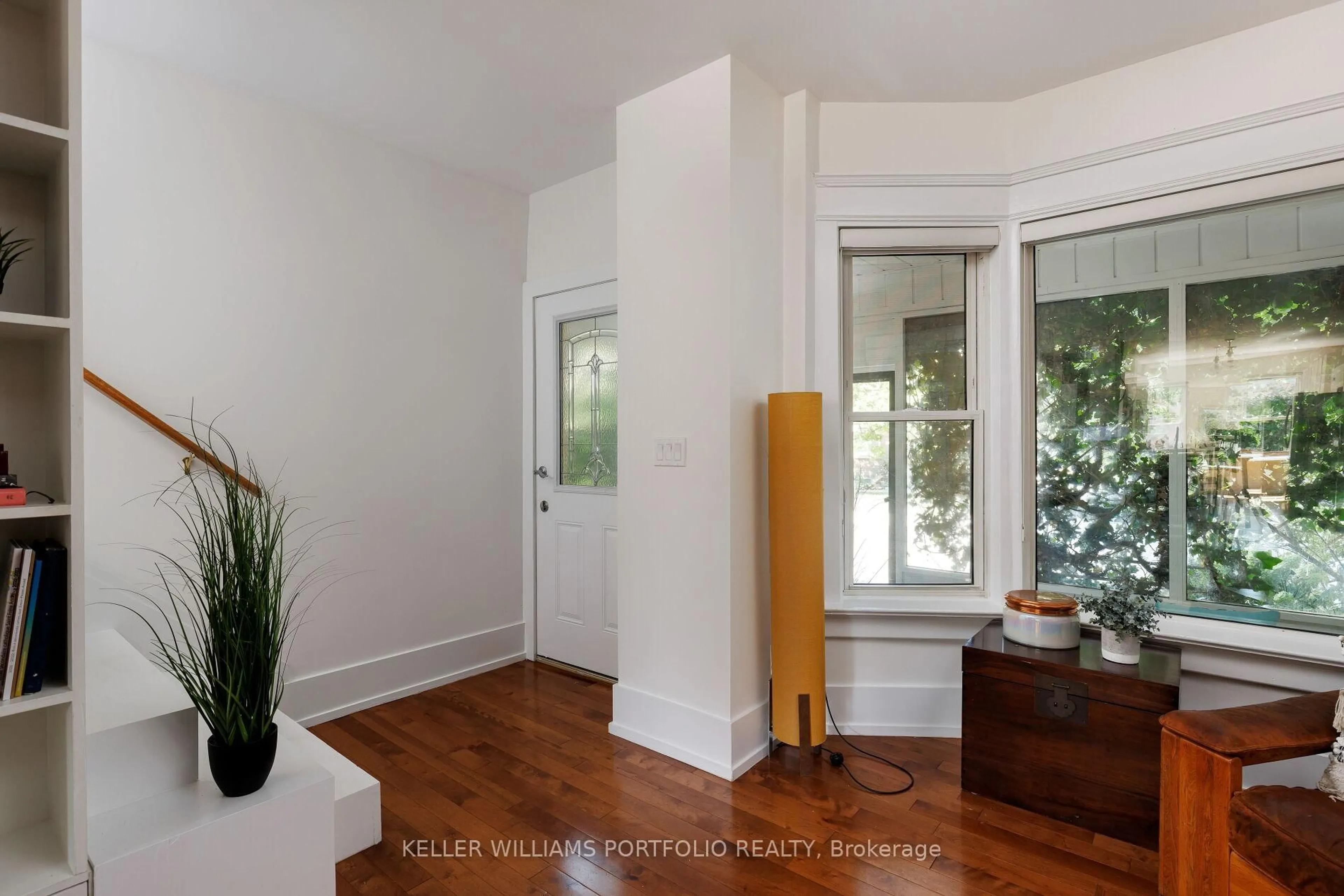 Indoor entryway for 77 Hook Ave, Toronto Ontario M6P 1T3