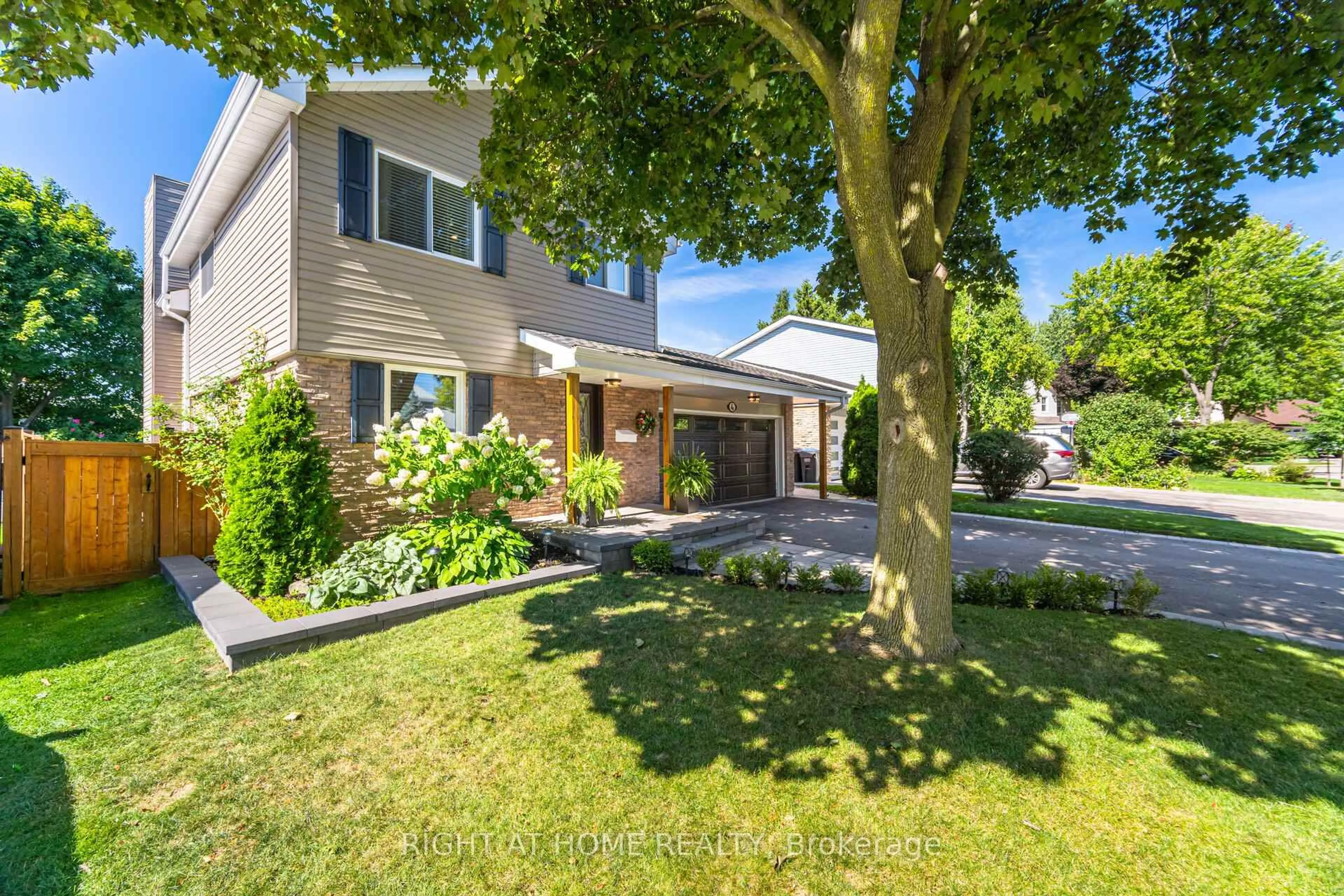 A pic from outside/outdoor area/front of a property/back of a property/a pic from drone, street for 4 Cantrill Crt, Brampton Ontario L6Z 1A3