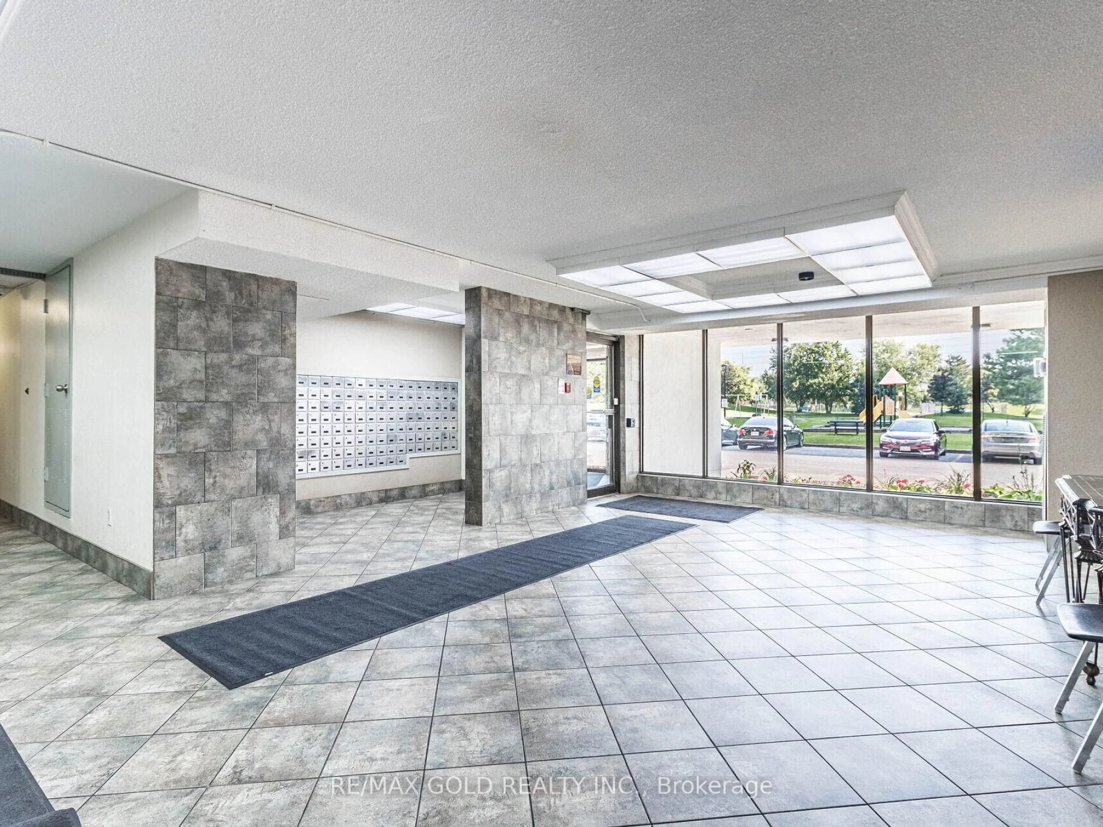 Indoor foyer for 17 Knightsbridge Rd #1010, Brampton Ontario L6T 3X9