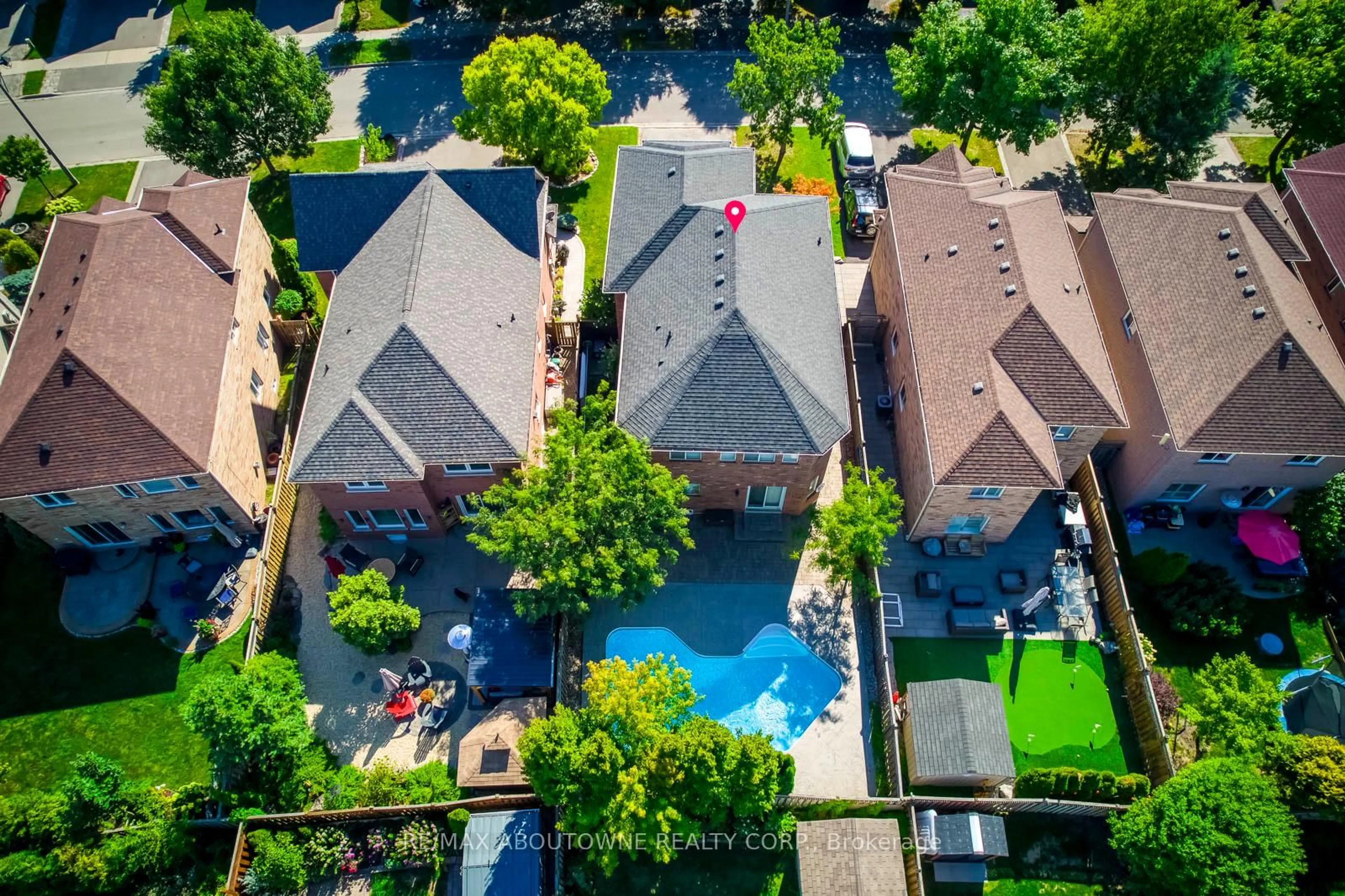A pic from outside/outdoor area/front of a property/back of a property/a pic from drone, street for 2491 Logan Ave, Oakville Ontario L6H 6S1