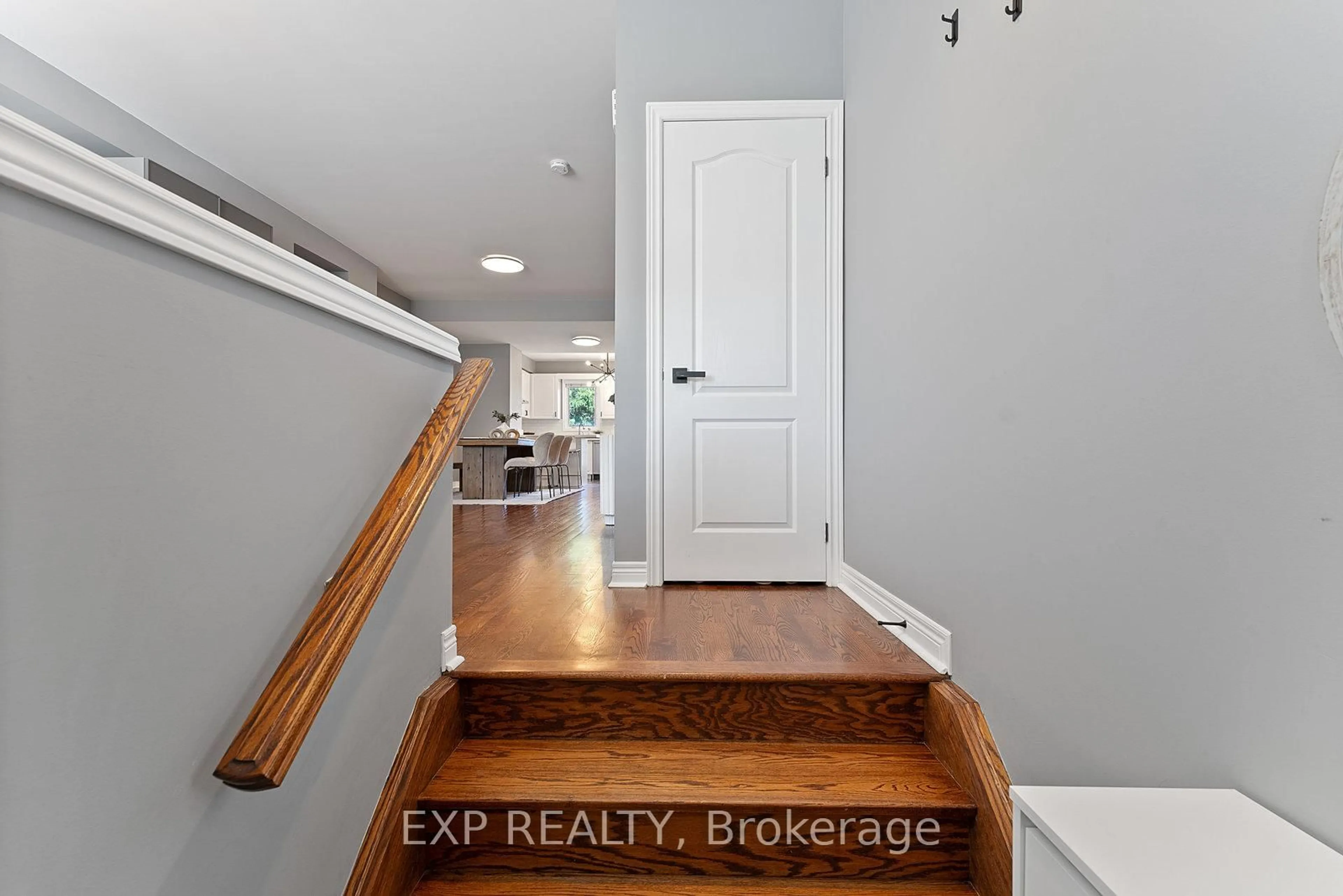 Indoor entryway for 451 Royal York Rd, Toronto Ontario M8Y 2S1