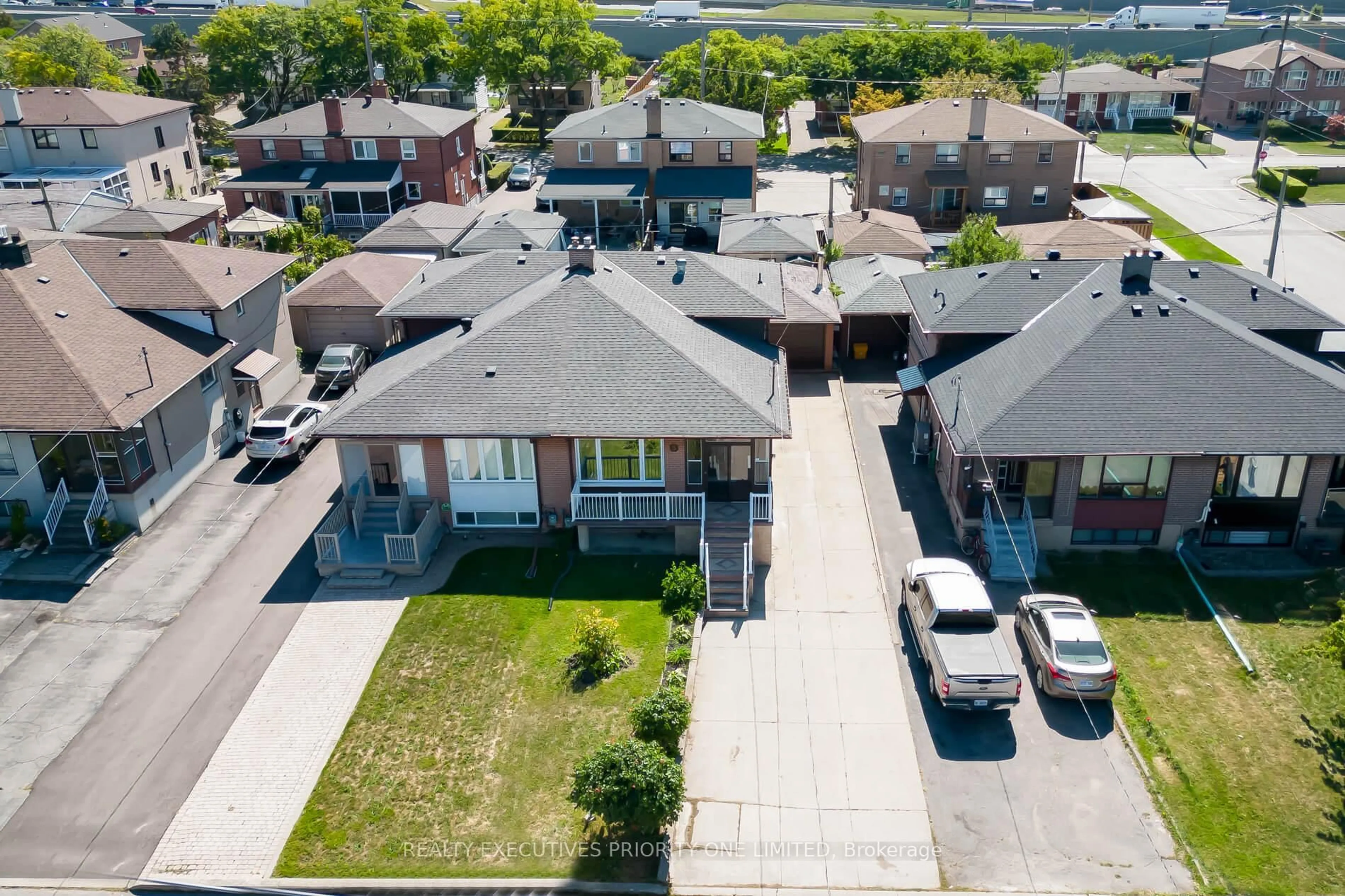 A pic from outside/outdoor area/front of a property/back of a property/a pic from drone, street for 5 Lantos Crt, Toronto Ontario M3M 1G3