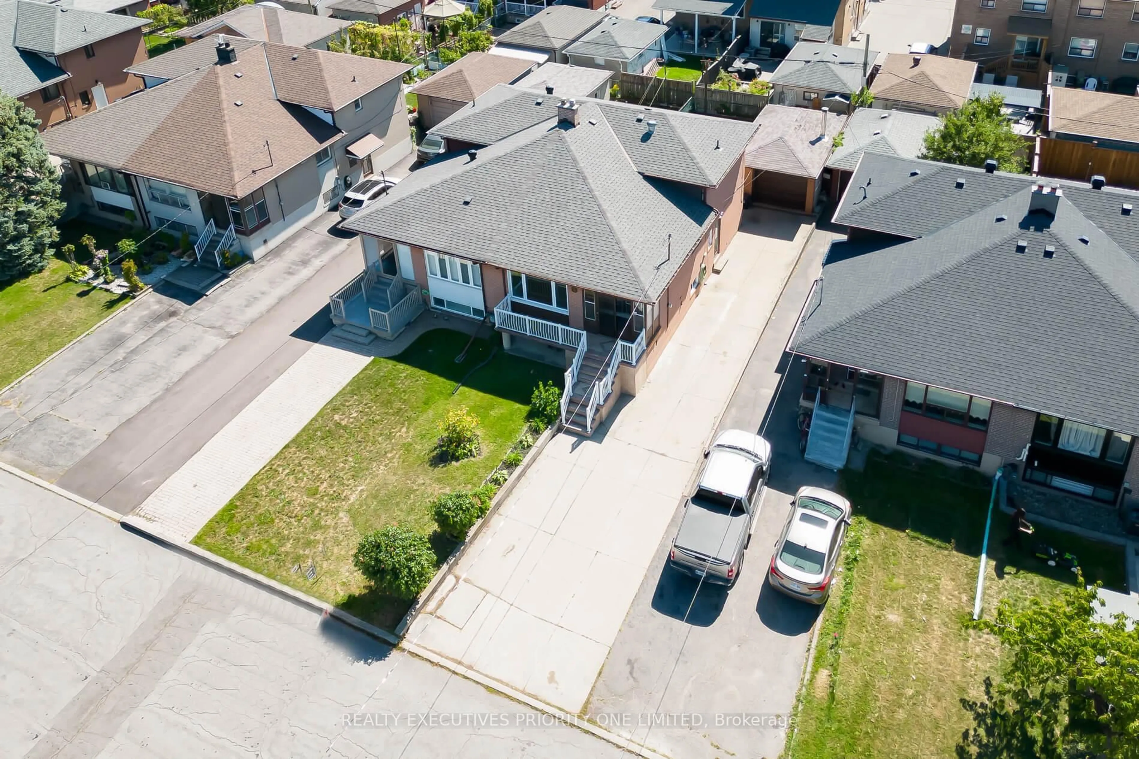 A pic from outside/outdoor area/front of a property/back of a property/a pic from drone, street for 5 Lantos Crt, Toronto Ontario M3M 1G3