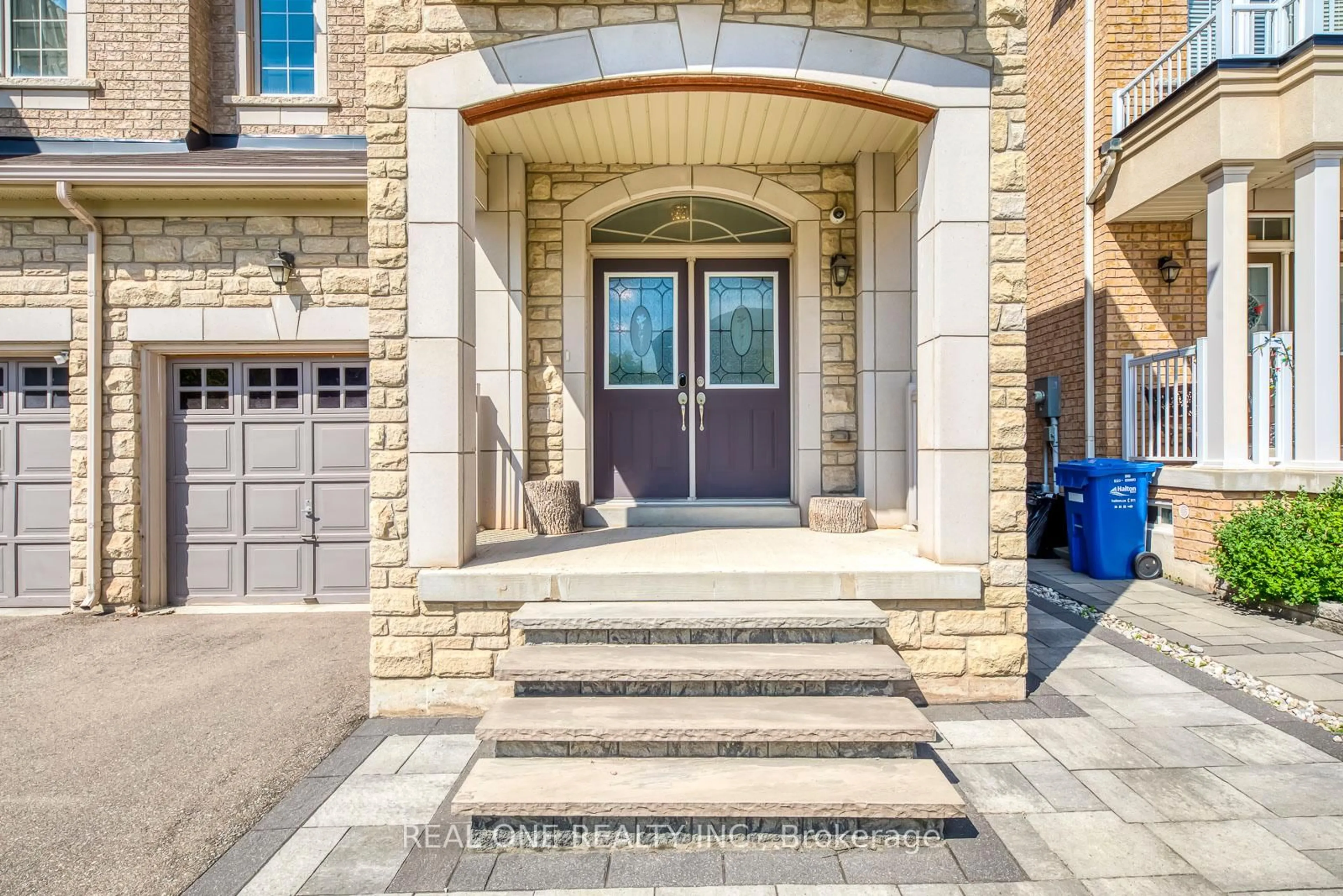 Indoor entryway for 475 George Ryan Ave, Oakville Ontario L6H 0S4