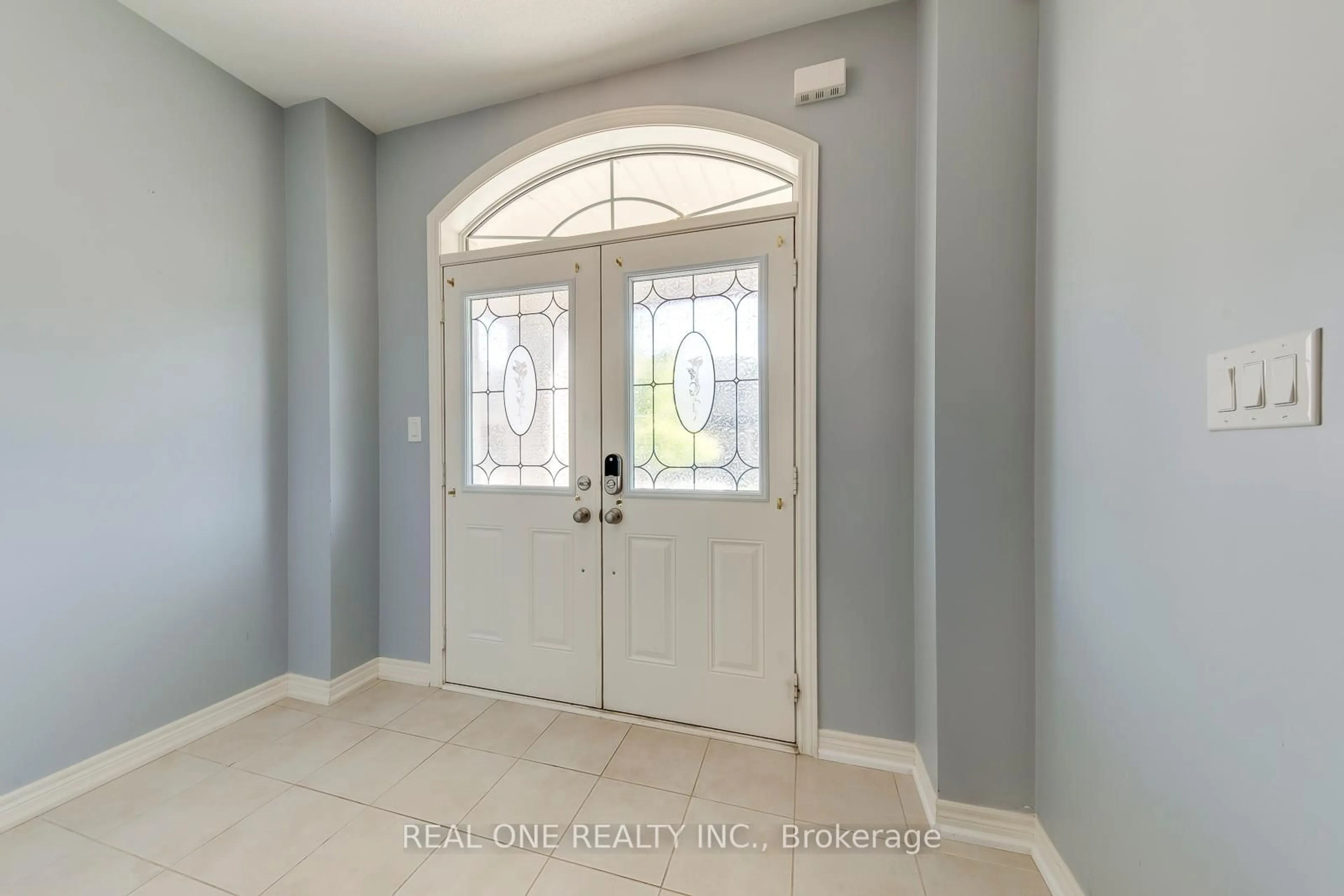 Indoor entryway for 475 George Ryan Ave, Oakville Ontario L6H 0S4