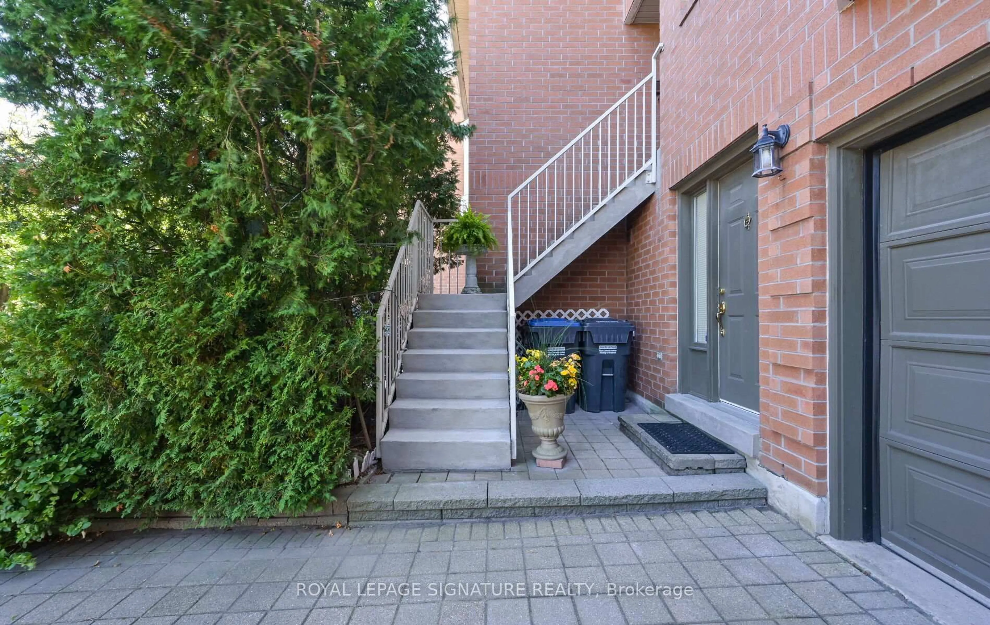 Patio, street for 1232 Upper Village Dr, Mississauga Ontario L5E 3H6