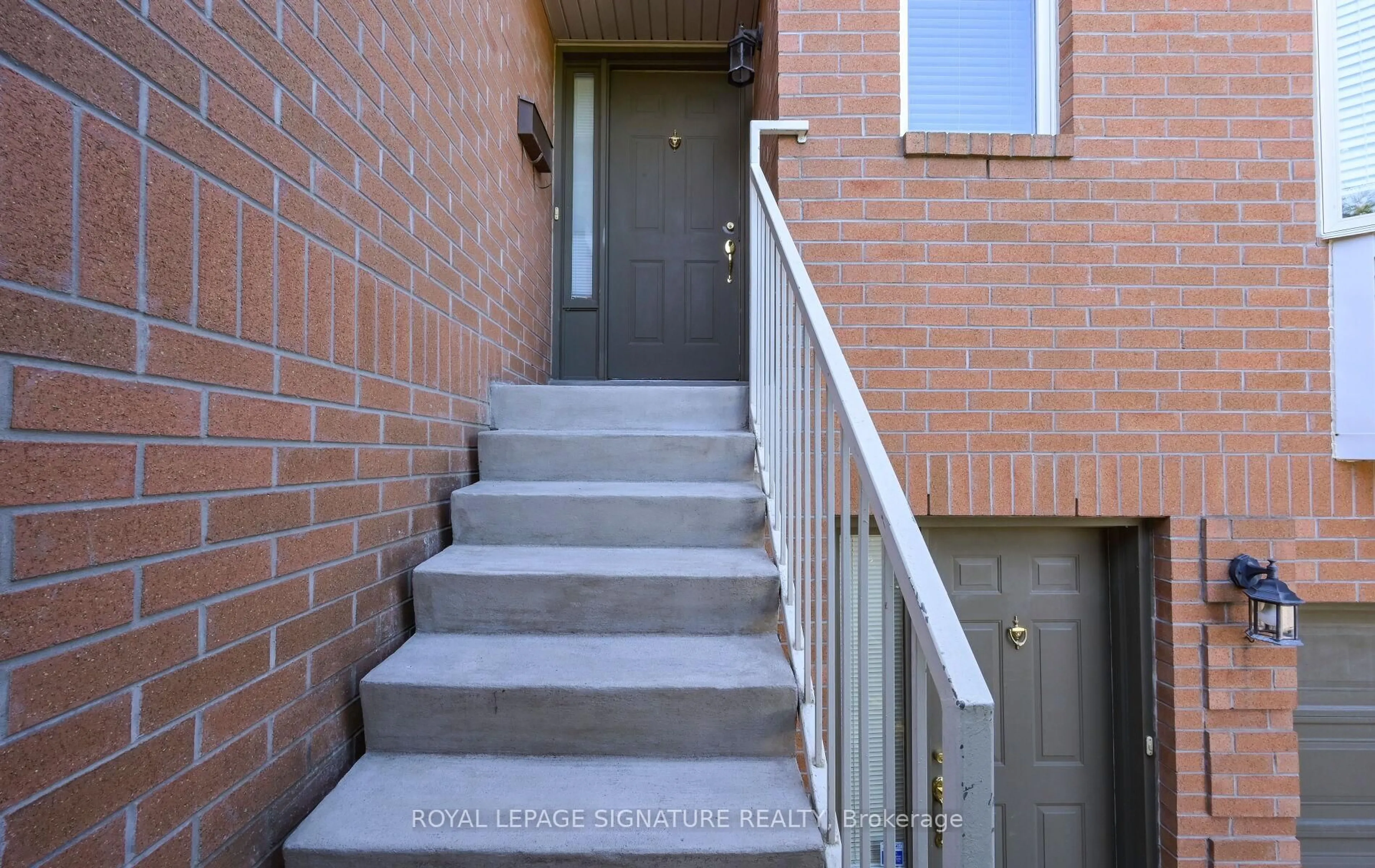 Stairs for 1232 Upper Village Dr, Mississauga Ontario L5E 3H6