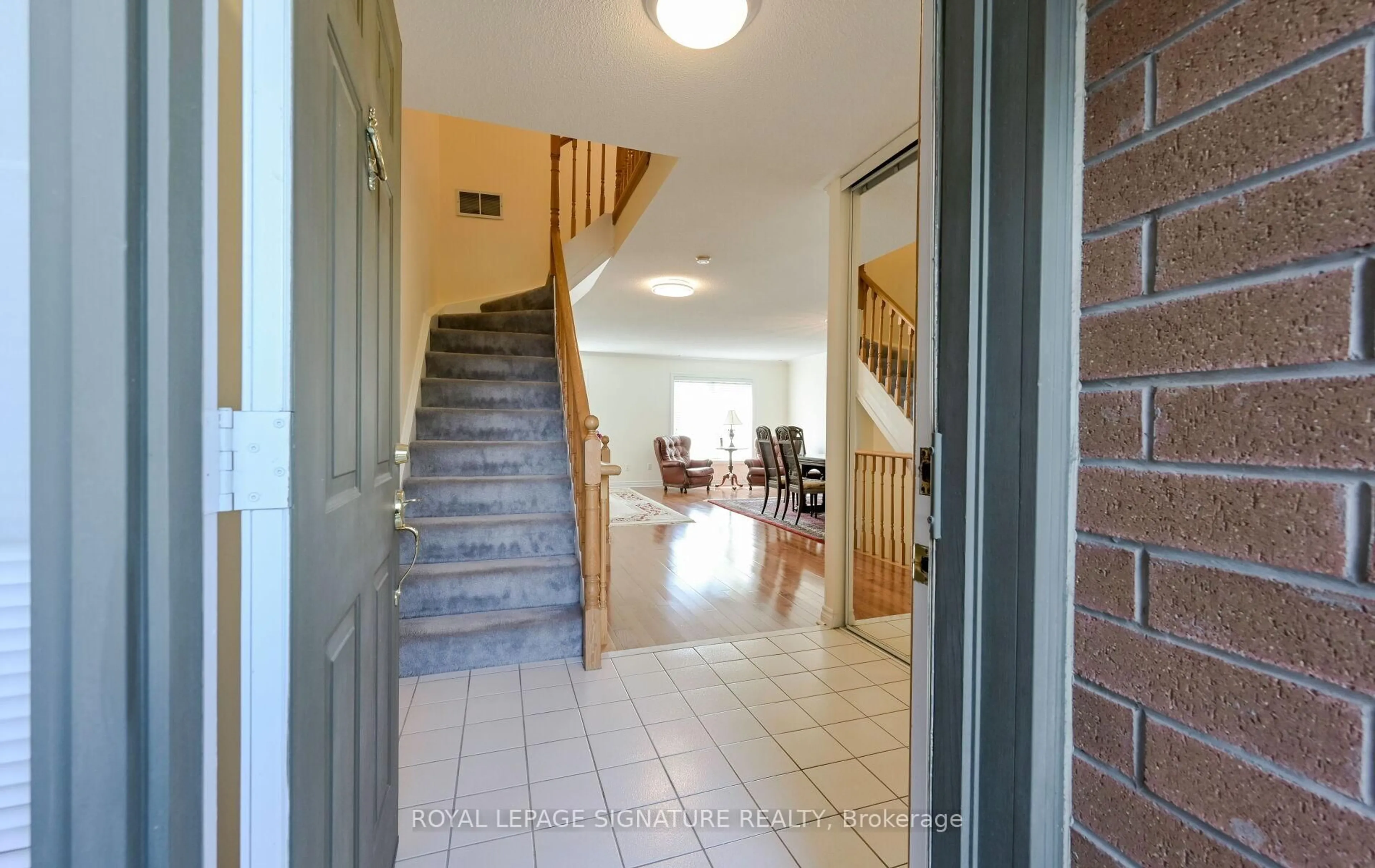 Indoor foyer for 1232 Upper Village Dr, Mississauga Ontario L5E 3H6