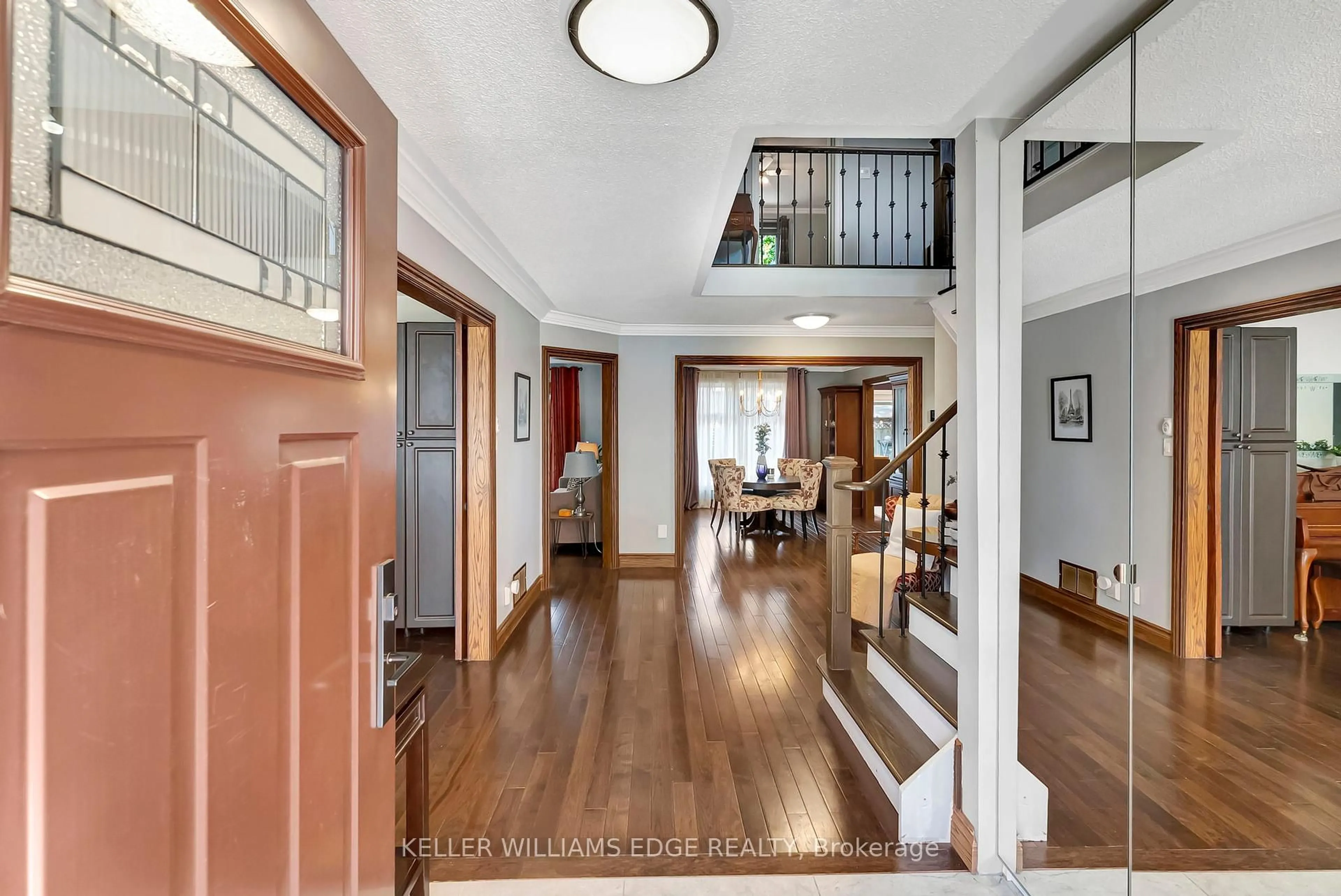 Indoor foyer for 2024 Markle Dr, Oakville Ontario L6H 3T3