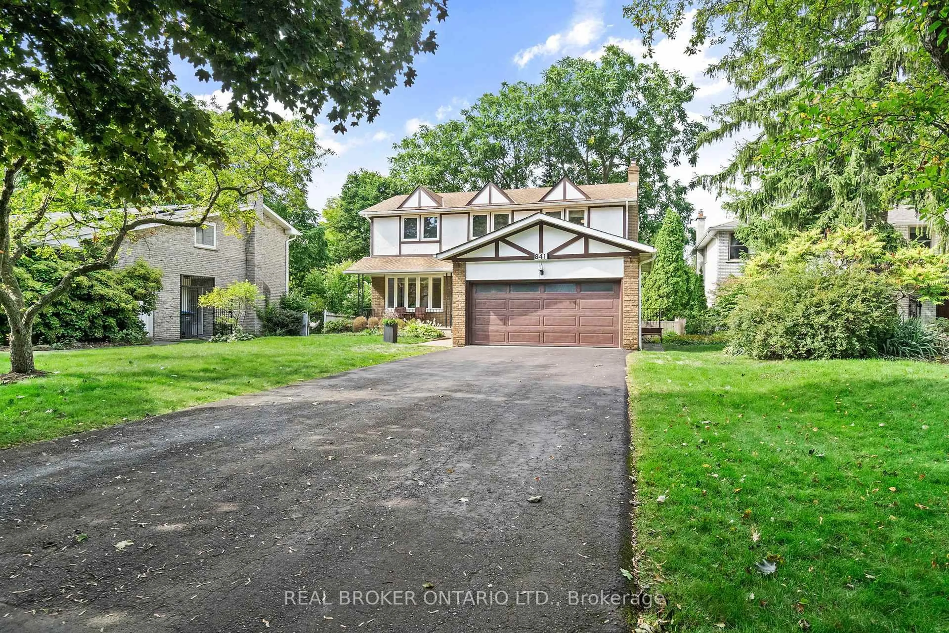 A pic from outside/outdoor area/front of a property/back of a property/a pic from drone, street for 841 Fletcher Valley Cres, Mississauga Ontario L5J 2X6