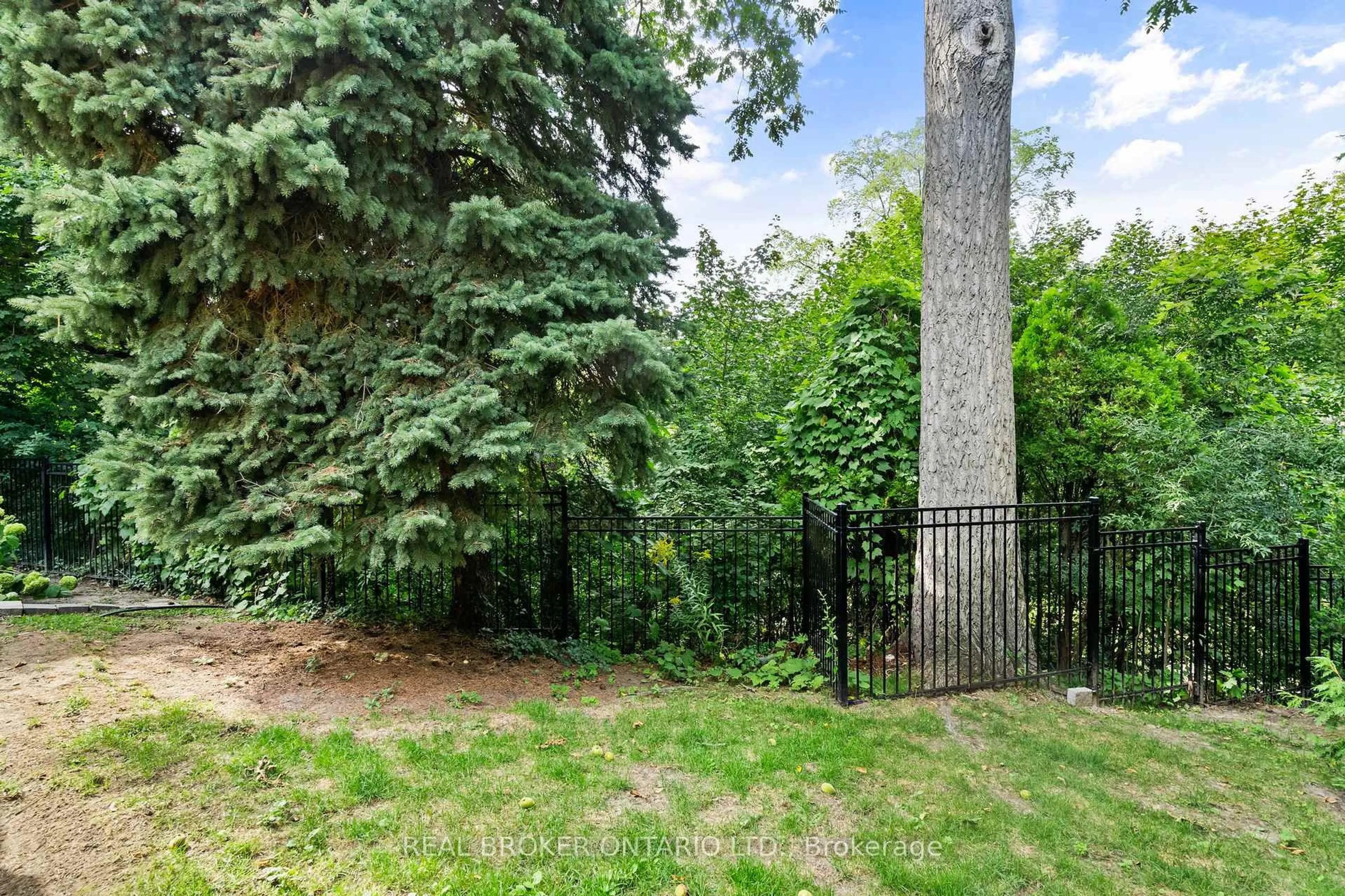 Patio, forest/trees view for 841 Fletcher Valley Cres, Mississauga Ontario L5J 2X6