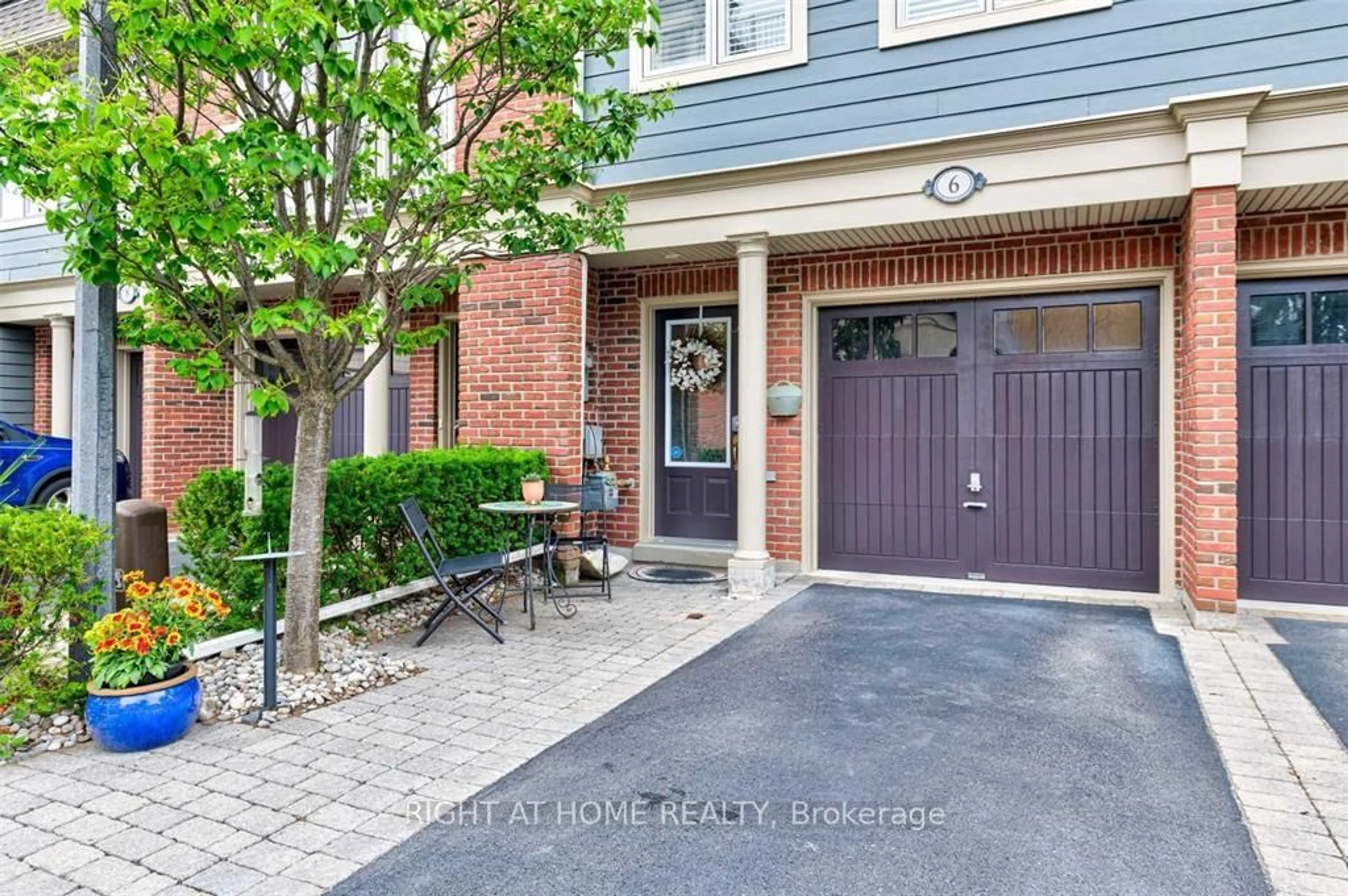 Indoor entryway for 99 BRANT St #6, Oakville Ontario L6K 2Z5