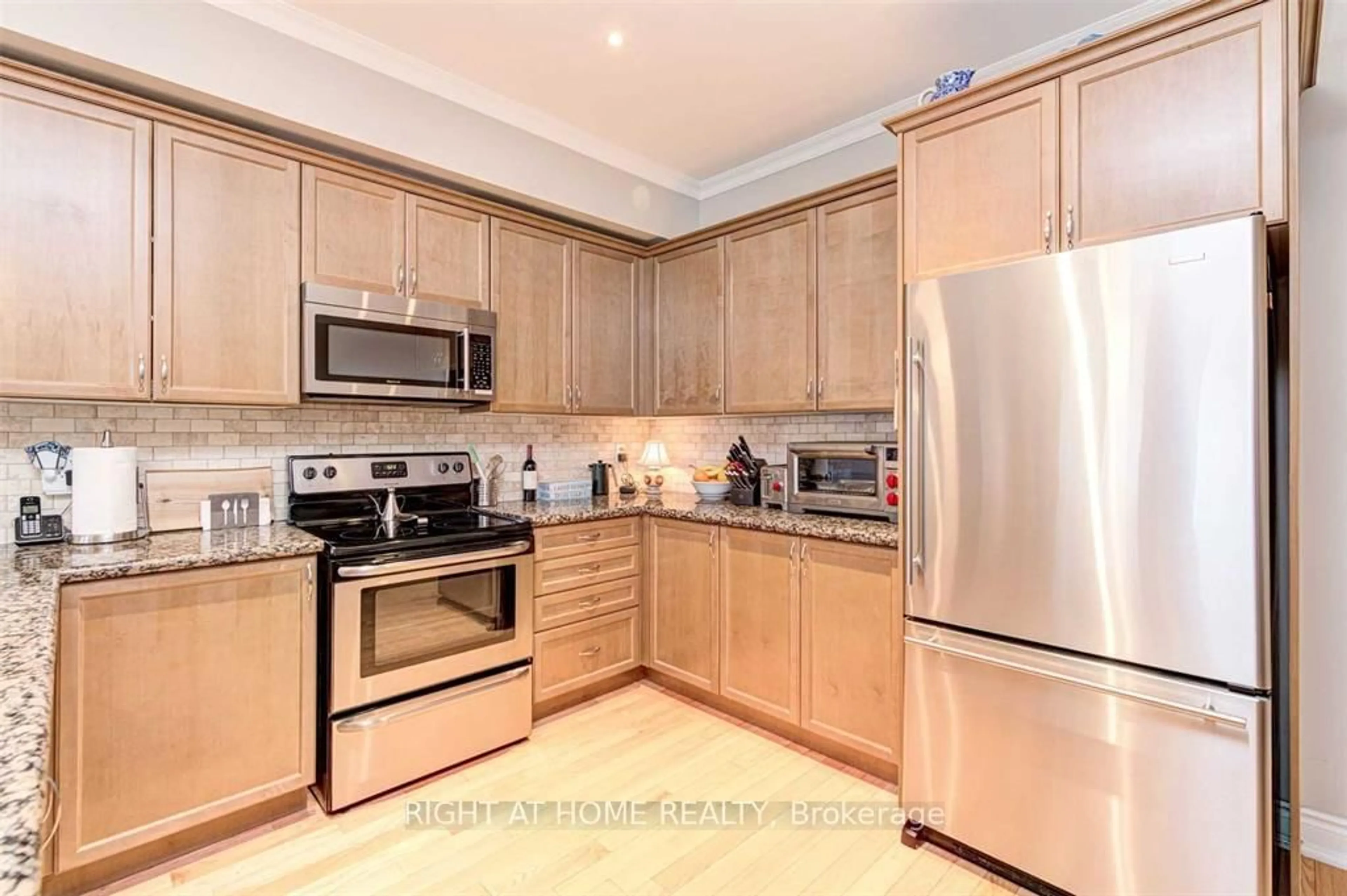 Standard kitchen, unknown for 99 BRANT St #6, Oakville Ontario L6K 2Z5