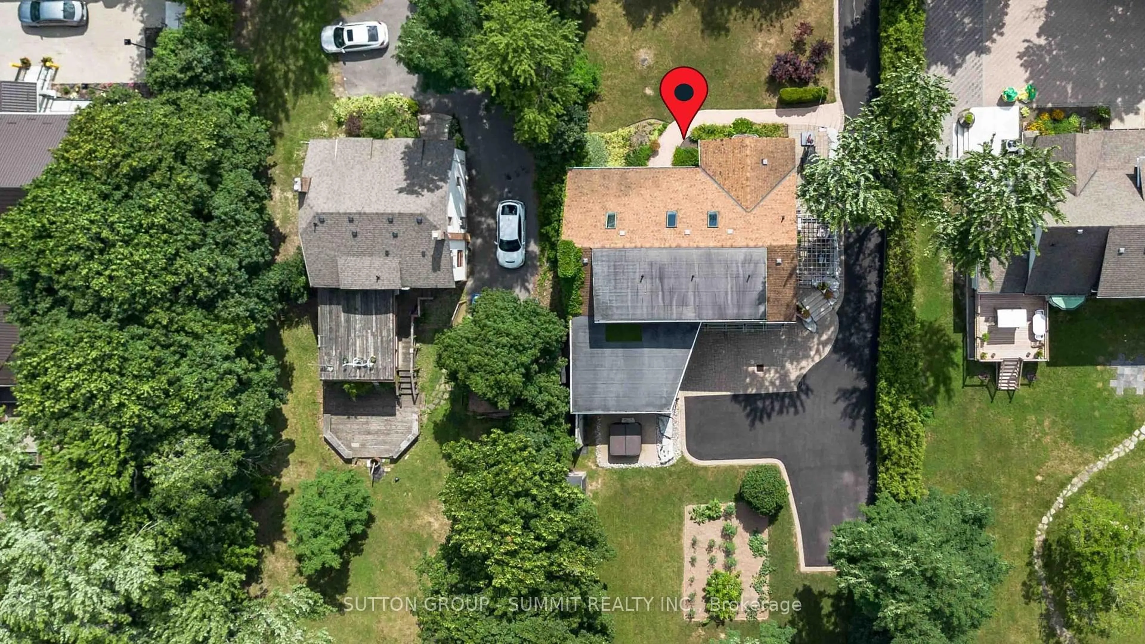 A pic from outside/outdoor area/front of a property/back of a property/a pic from drone, street for 353 Queen St, Mississauga Ontario L5M 1M3