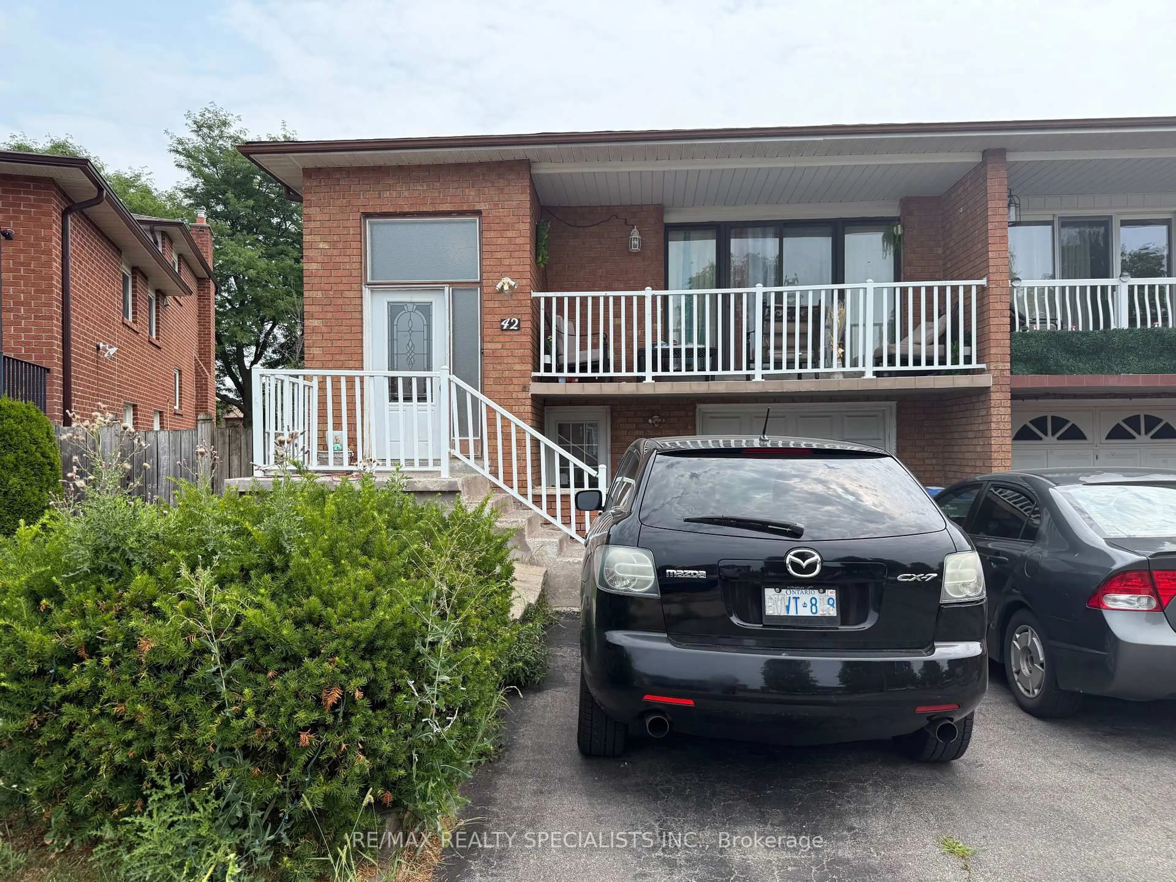 A pic from outside/outdoor area/front of a property/back of a property/a pic from drone, street for 42 Dantek Crt, Brampton Ontario L6V 3T4