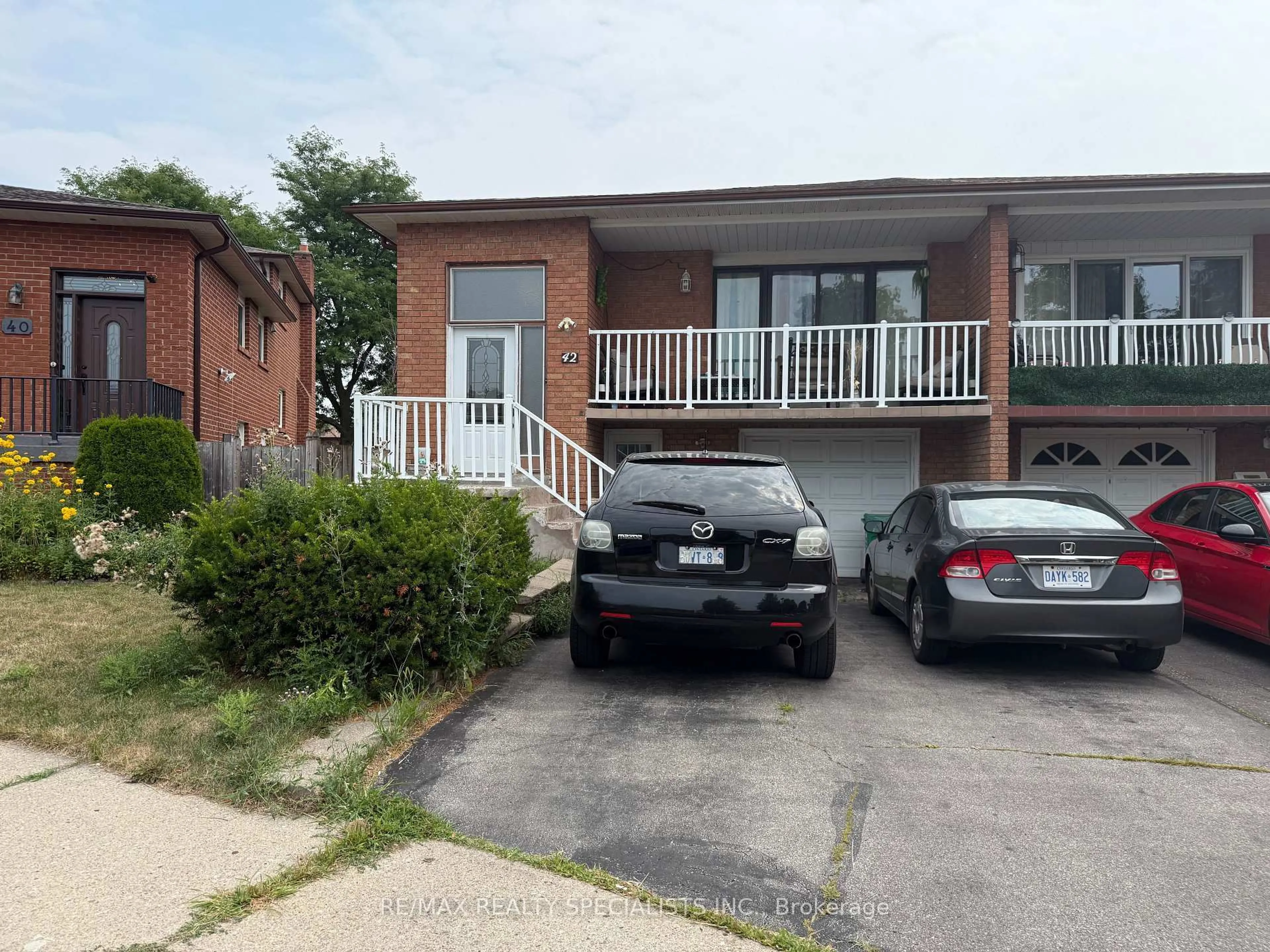 A pic from outside/outdoor area/front of a property/back of a property/a pic from drone, street for 42 Dantek Crt, Brampton Ontario L6V 3T4