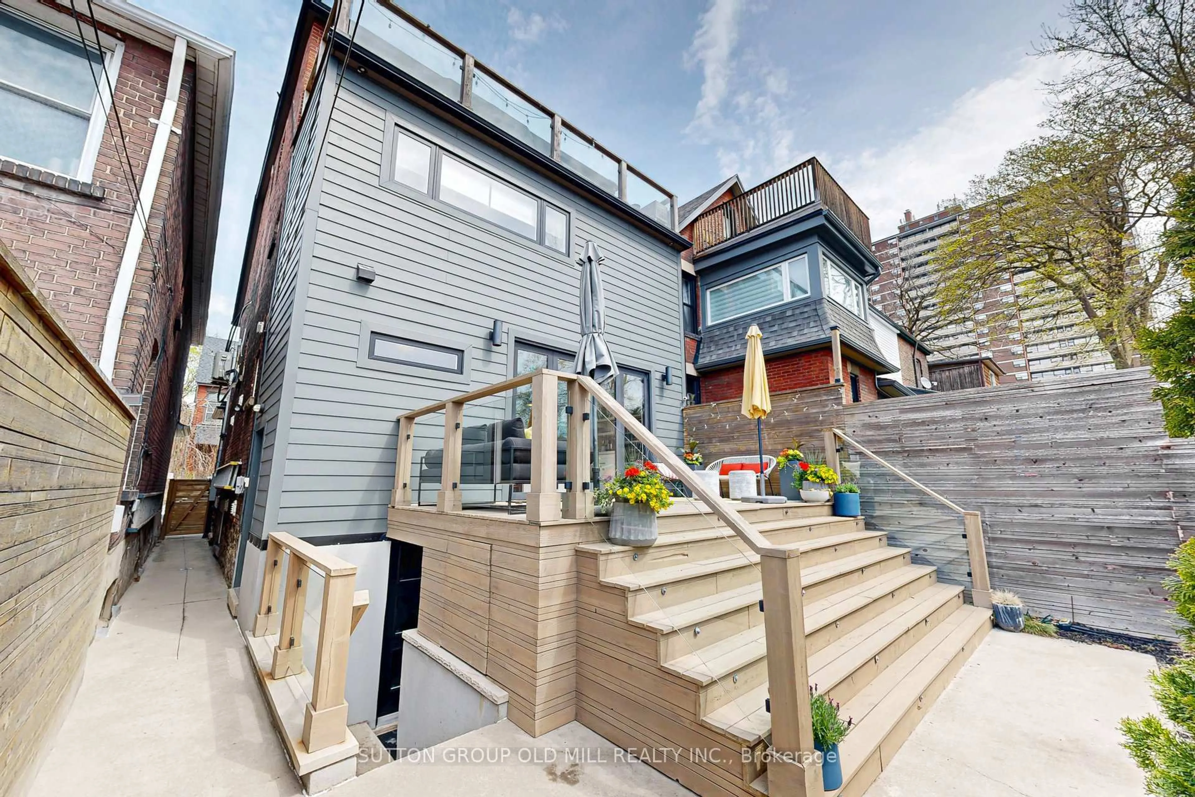Unknown for 17 Grafton Ave, Toronto Ontario M6R 1C3