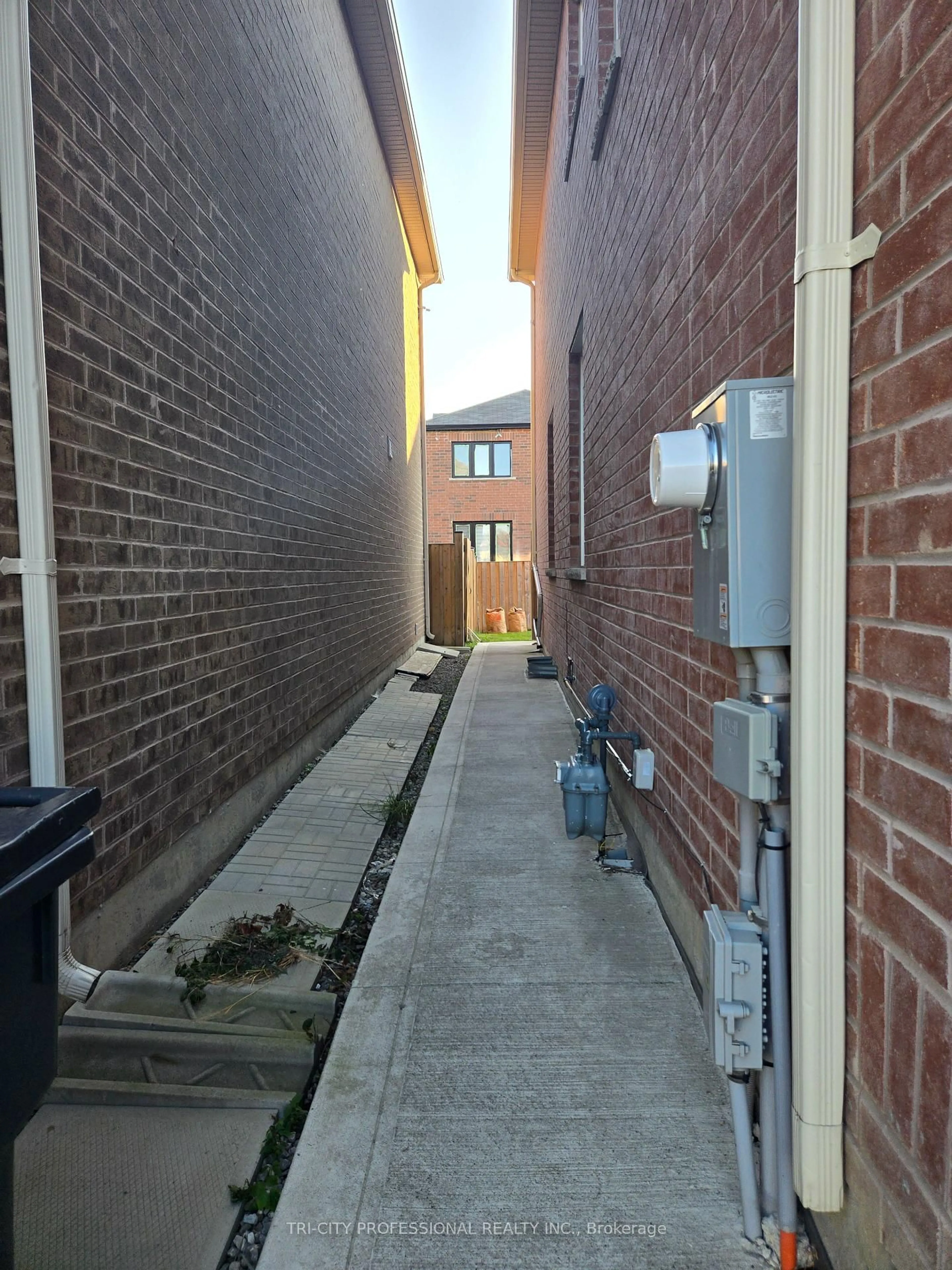 A pic from outside/outdoor area/front of a property/back of a property/a pic from drone, street for 520 Edenbrook Hill Dr, Brampton Ontario L7A 4T7