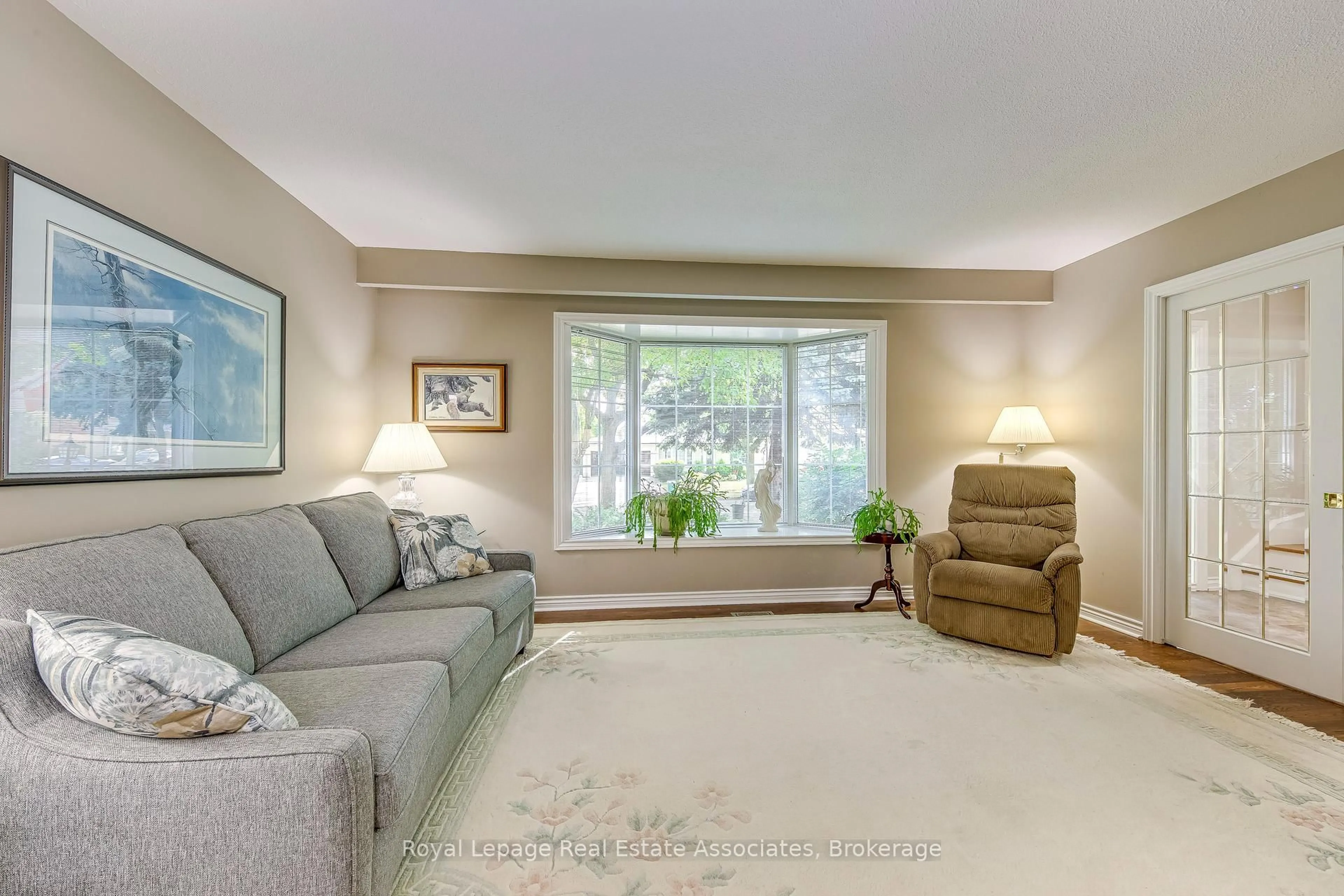 Living room with furniture, carpet floor for 2406 Buttonbush Cres, Mississauga Ontario L5L 1C5