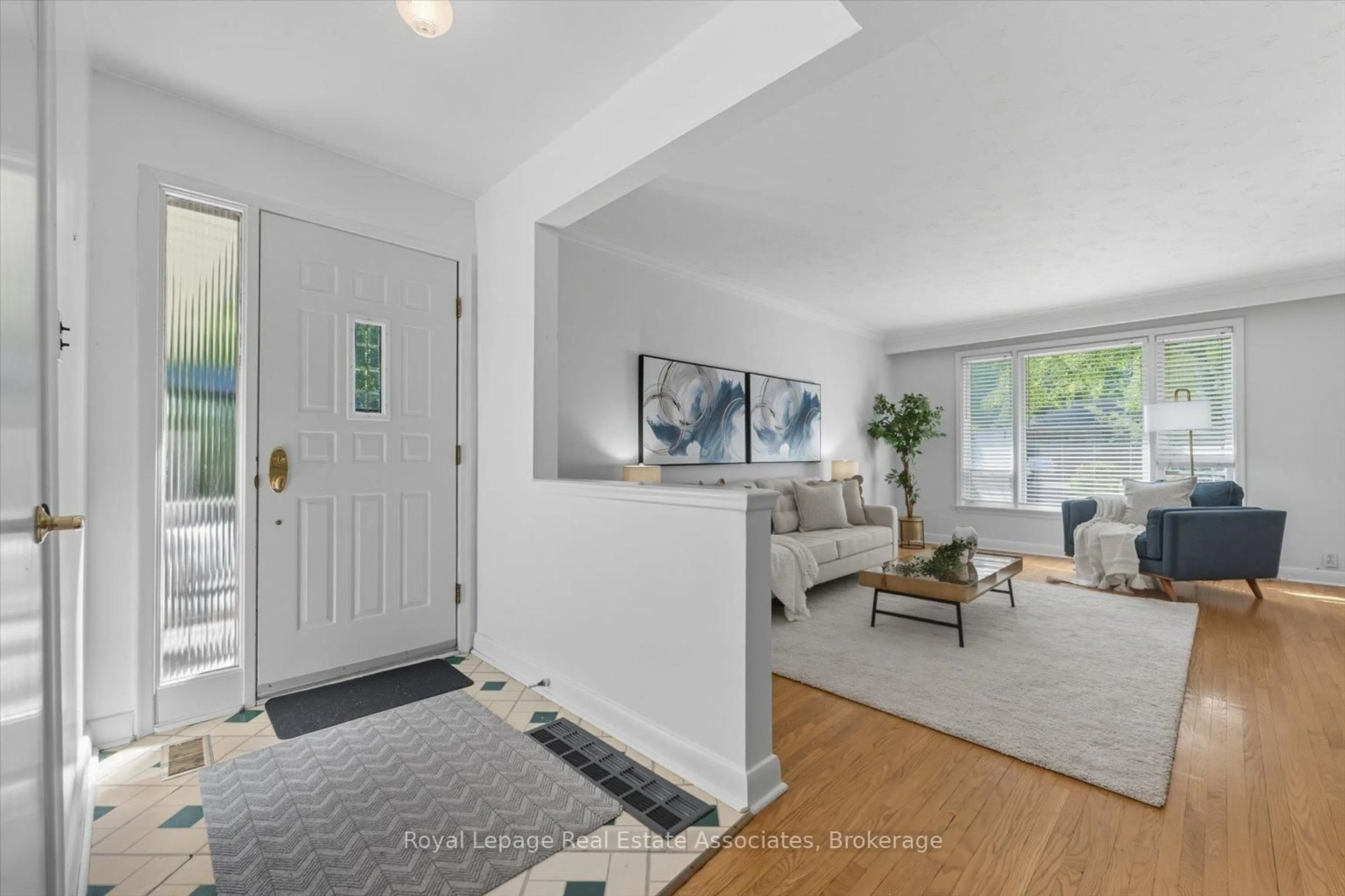 Indoor entryway for 1229 Welwyn Dr, Mississauga Ontario L5J 3J5