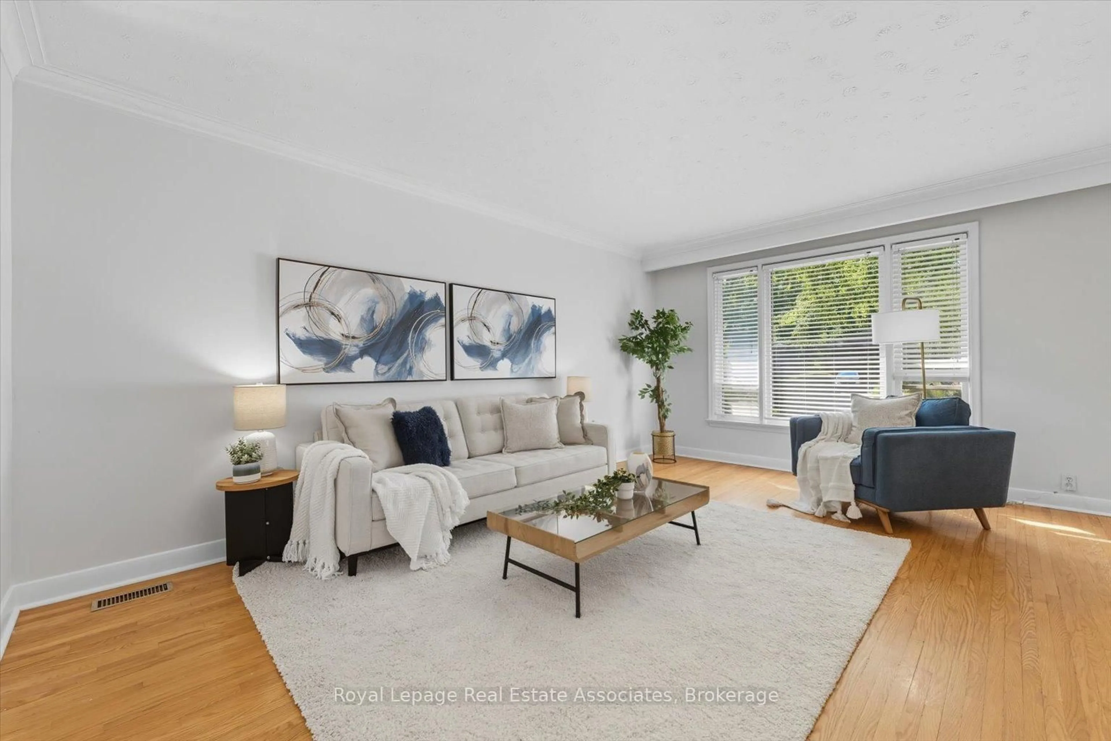 Living room with furniture, unknown for 1229 Welwyn Dr, Mississauga Ontario L5J 3J5