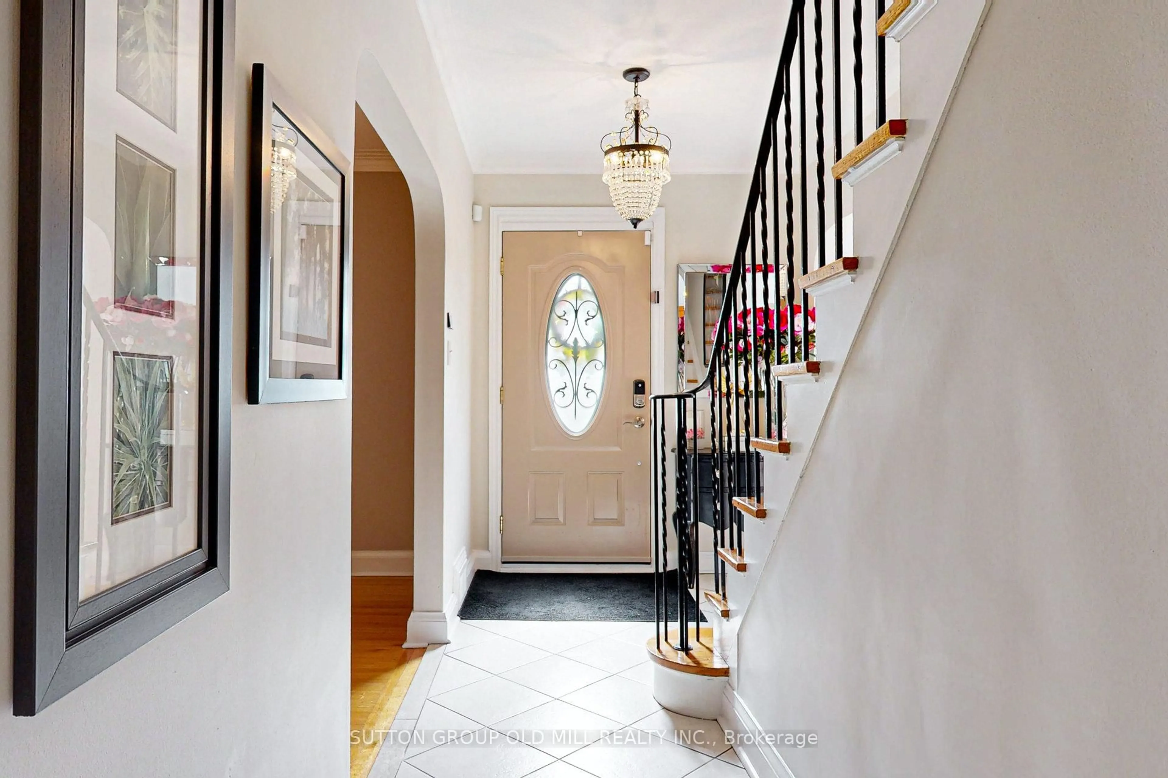 Indoor entryway for 2 Bywood Dr, Toronto Ontario M9A 1L7