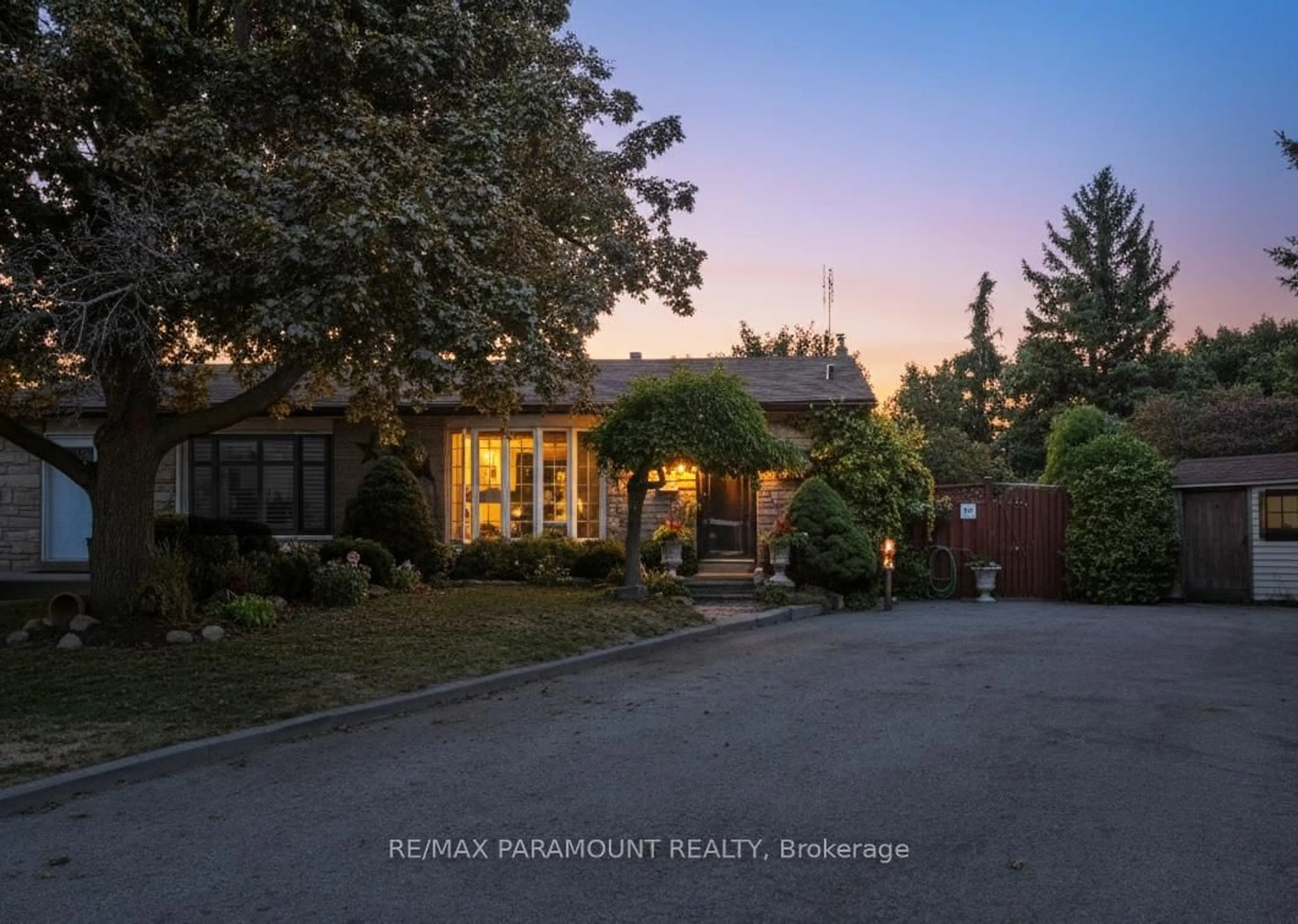 A pic from outside/outdoor area/front of a property/back of a property/a pic from drone, street for 30 Fontaine Crt, Brampton Ontario L6T 3J2