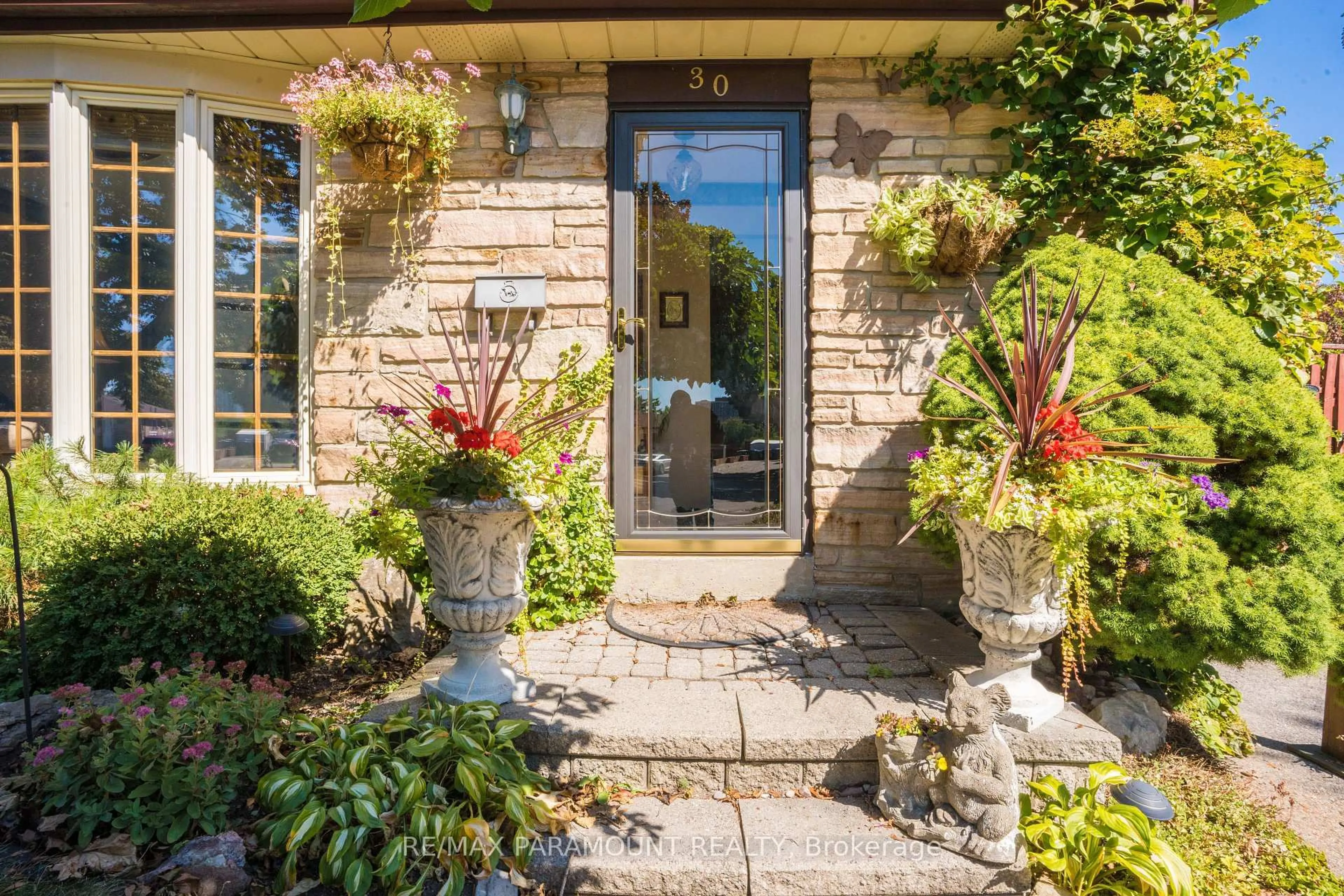 Indoor entryway for 30 Fontaine Crt, Brampton Ontario L6T 3J2