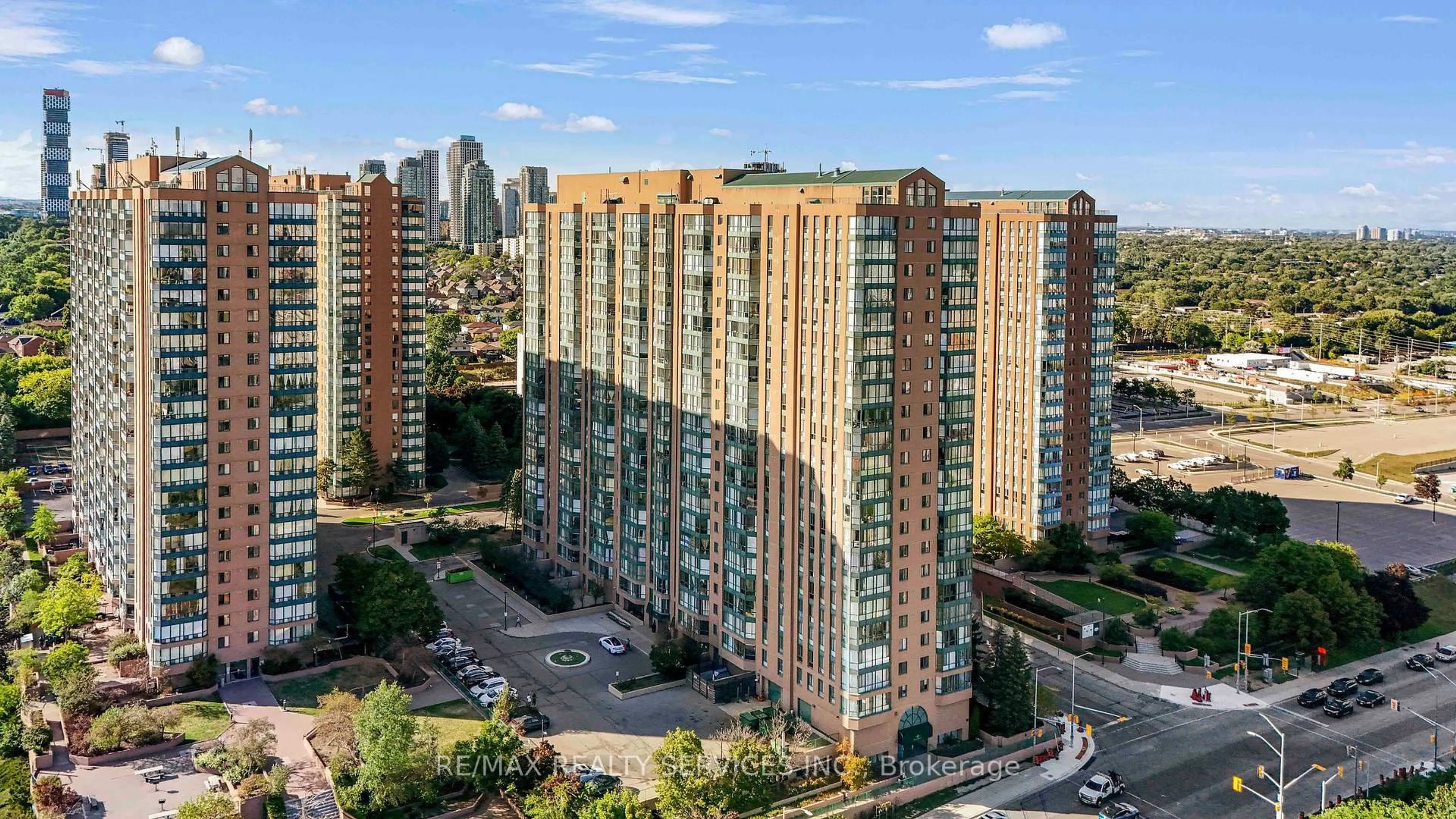 A pic from outside/outdoor area/front of a property/back of a property/a pic from drone, city buildings view from balcony for 145 Hillcrest Ave #1202, Mississauga Ontario L5B 3Z1