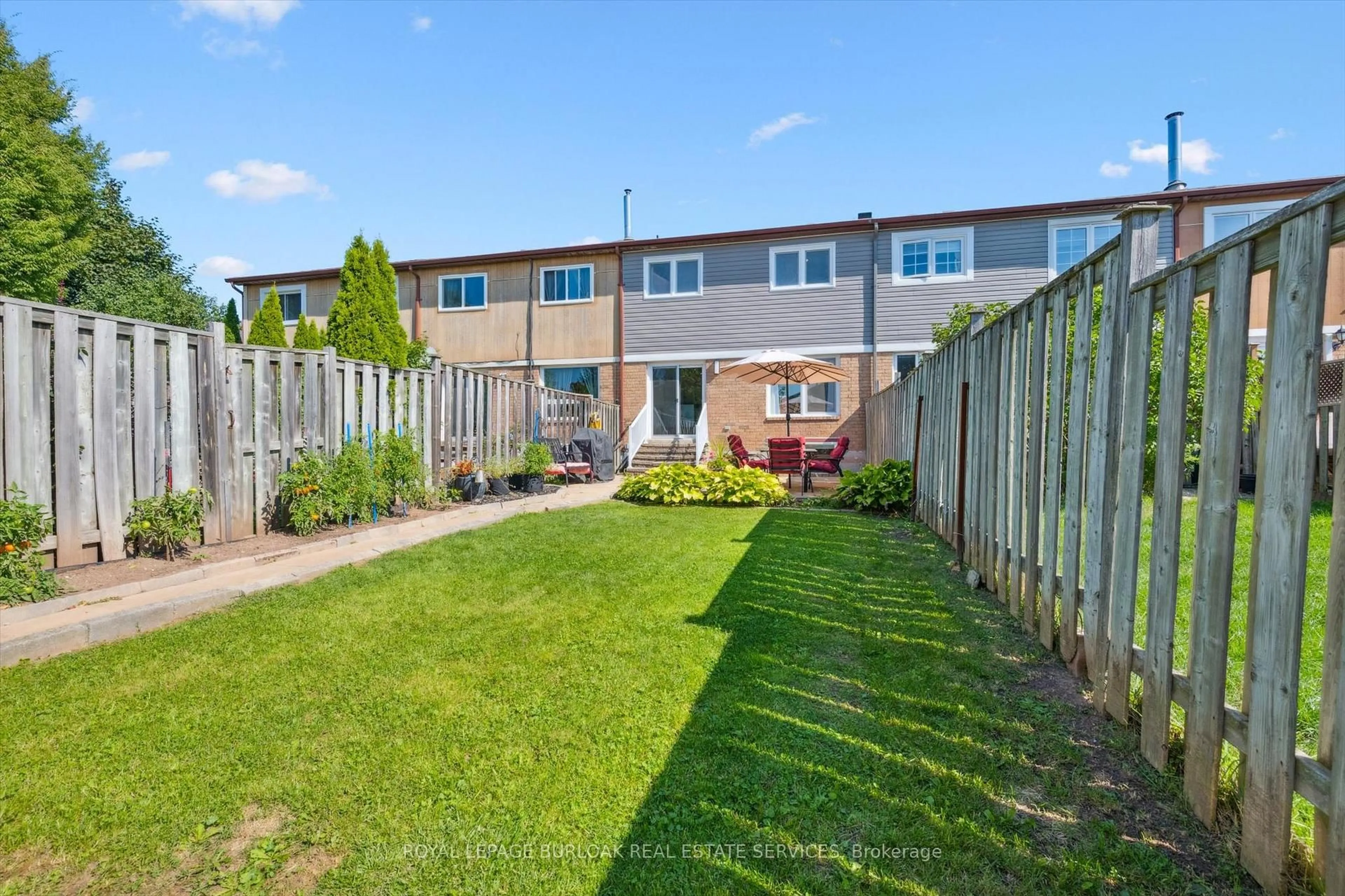 A pic from outside/outdoor area/front of a property/back of a property/a pic from drone, street for 2152 Pelee Blvd, Oakville Ontario L6H 4C8