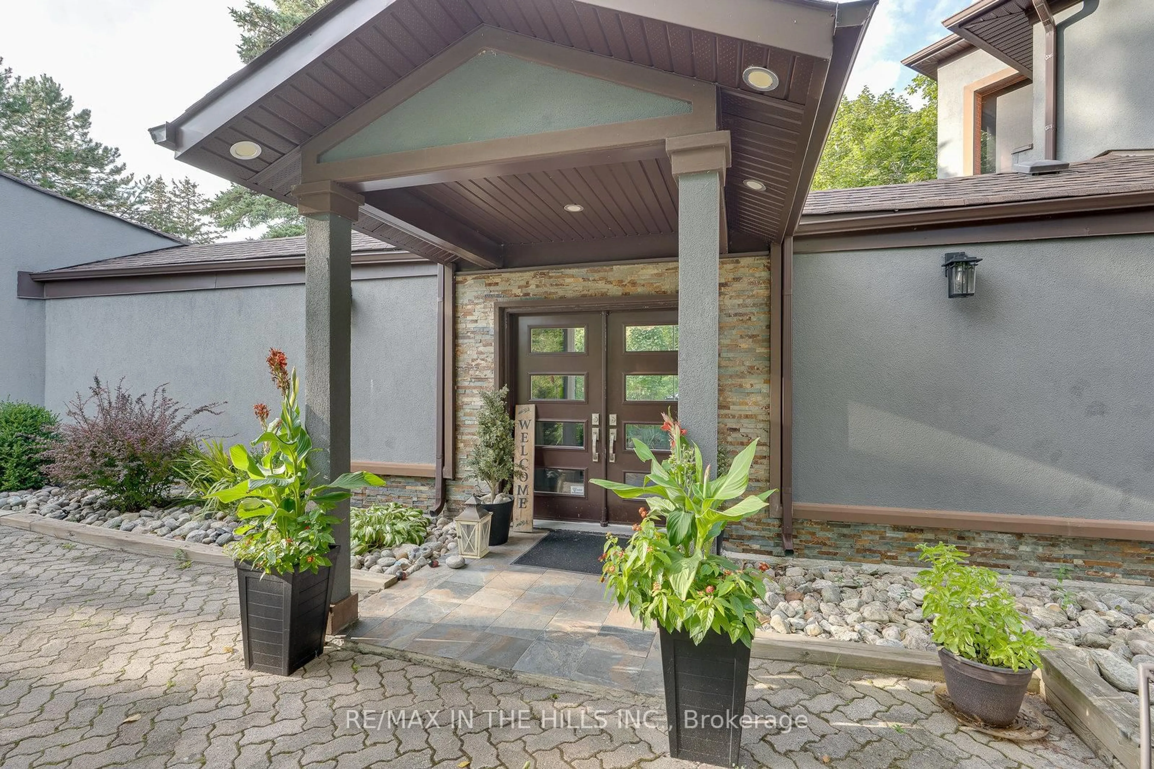 Indoor entryway for 21 Bartley Dr, Caledon Ontario L7E 0N1