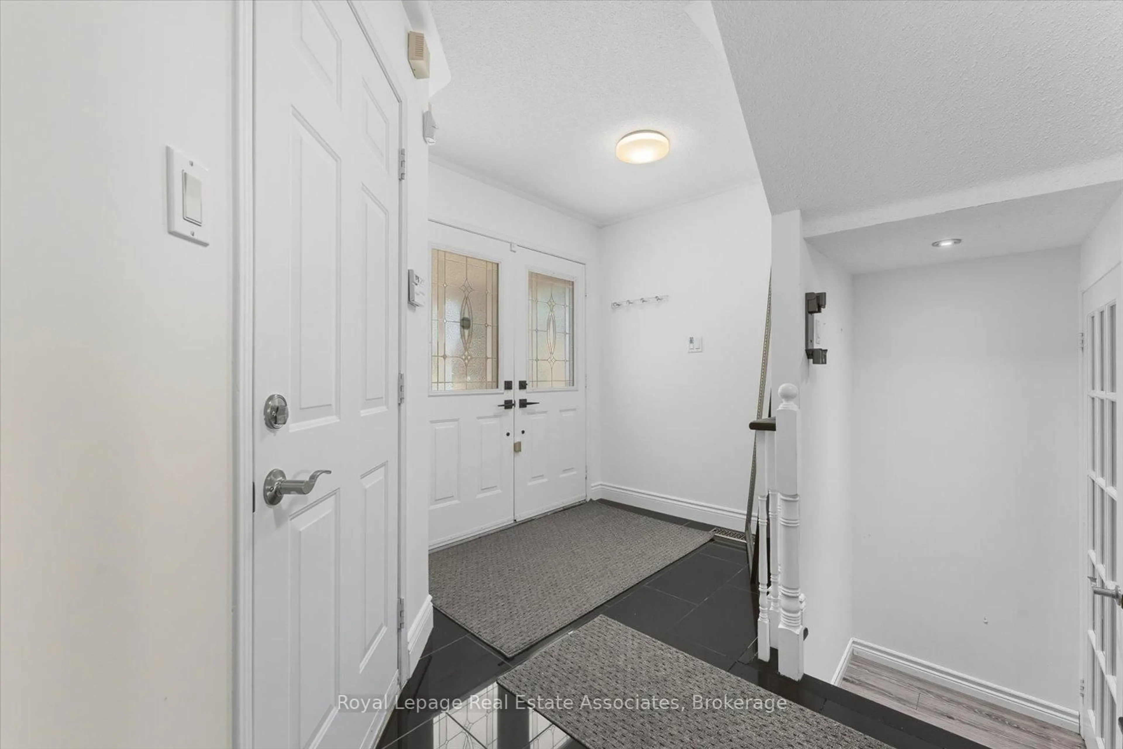 Indoor entryway for 443 Stonetree Crt, Mississauga Ontario L5B 4H3