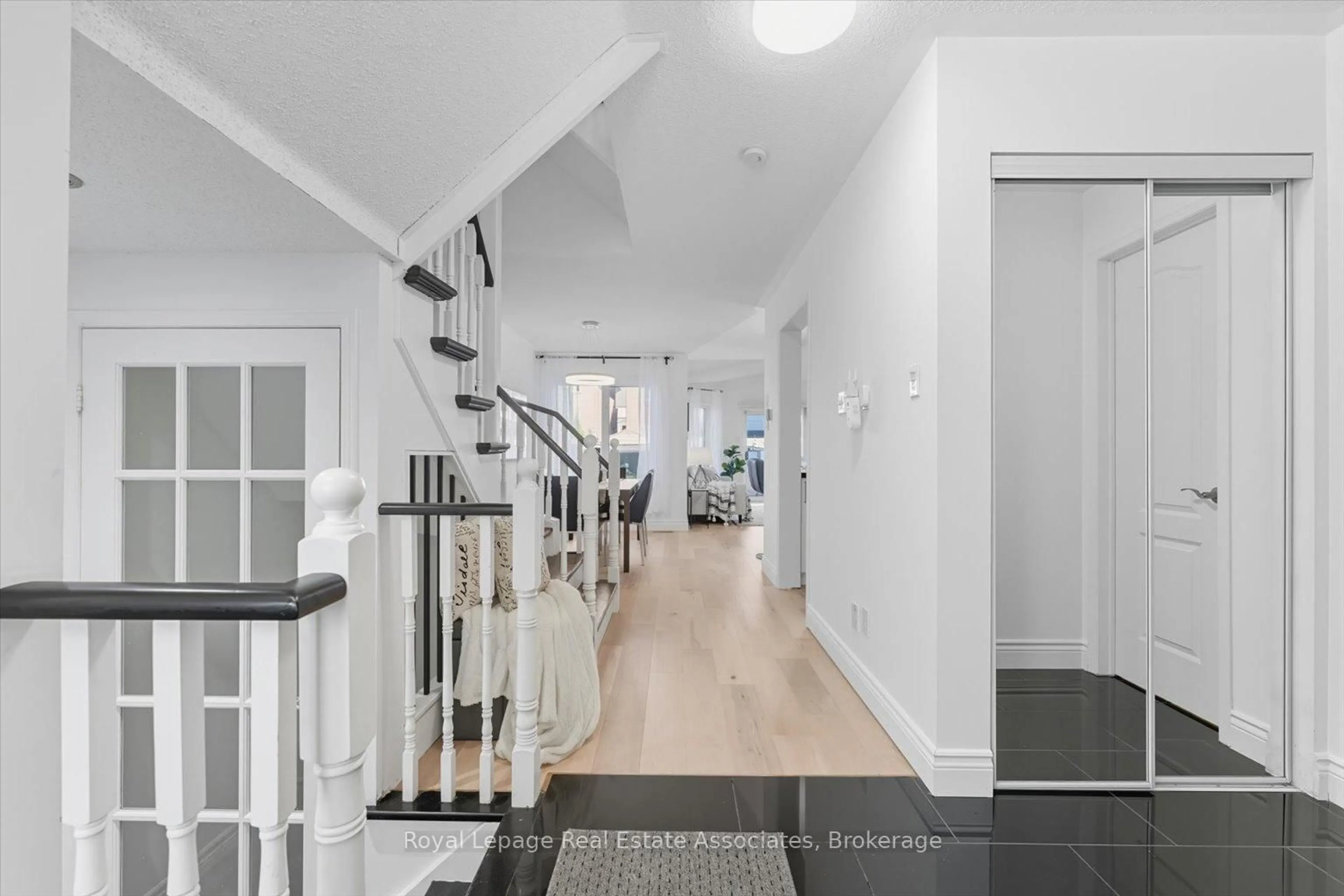 Indoor foyer for 443 Stonetree Crt, Mississauga Ontario L5B 4H3