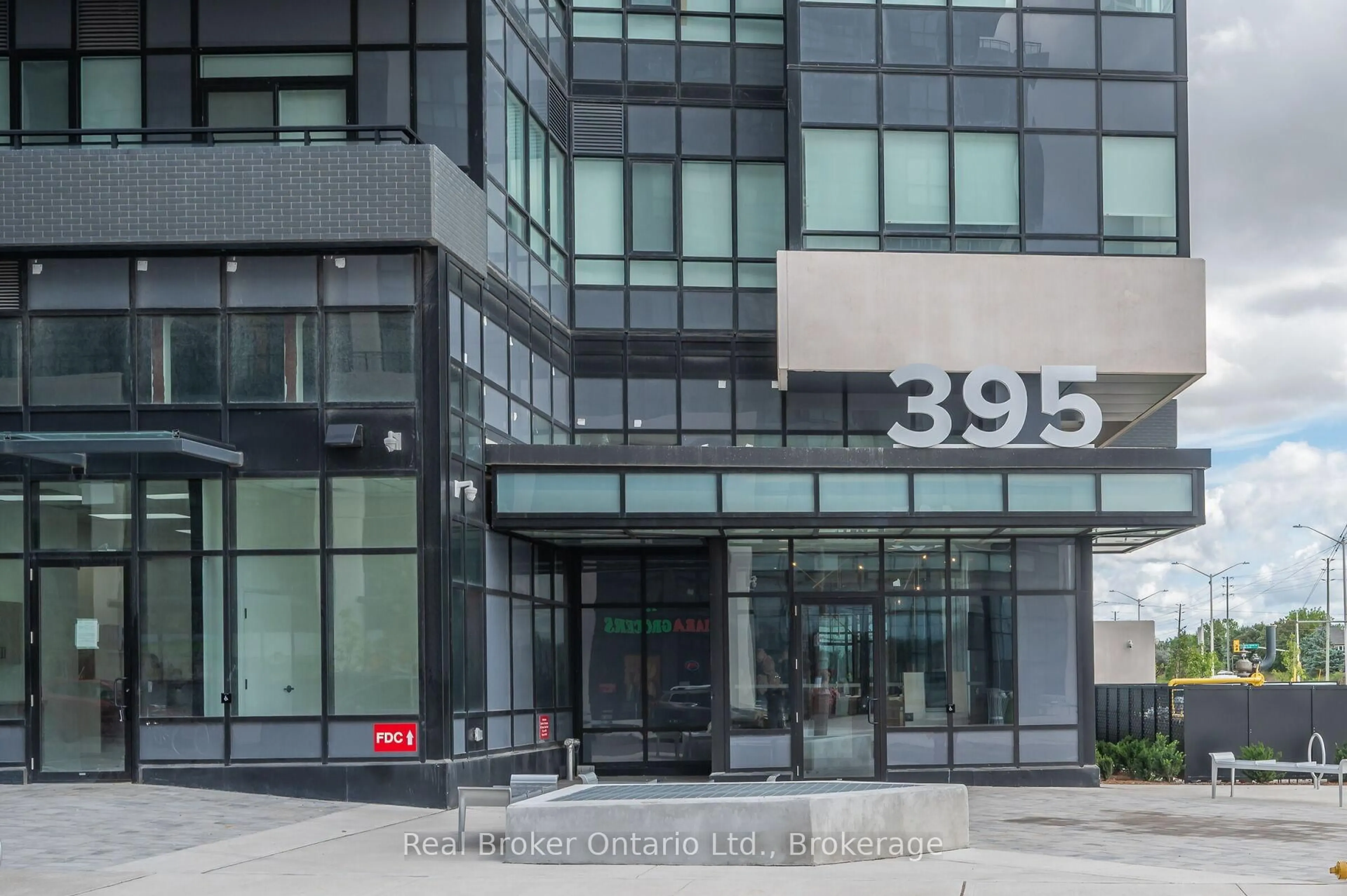 Indoor foyer for 395 Dundas St #718, Oakville Ontario L6M 4M2