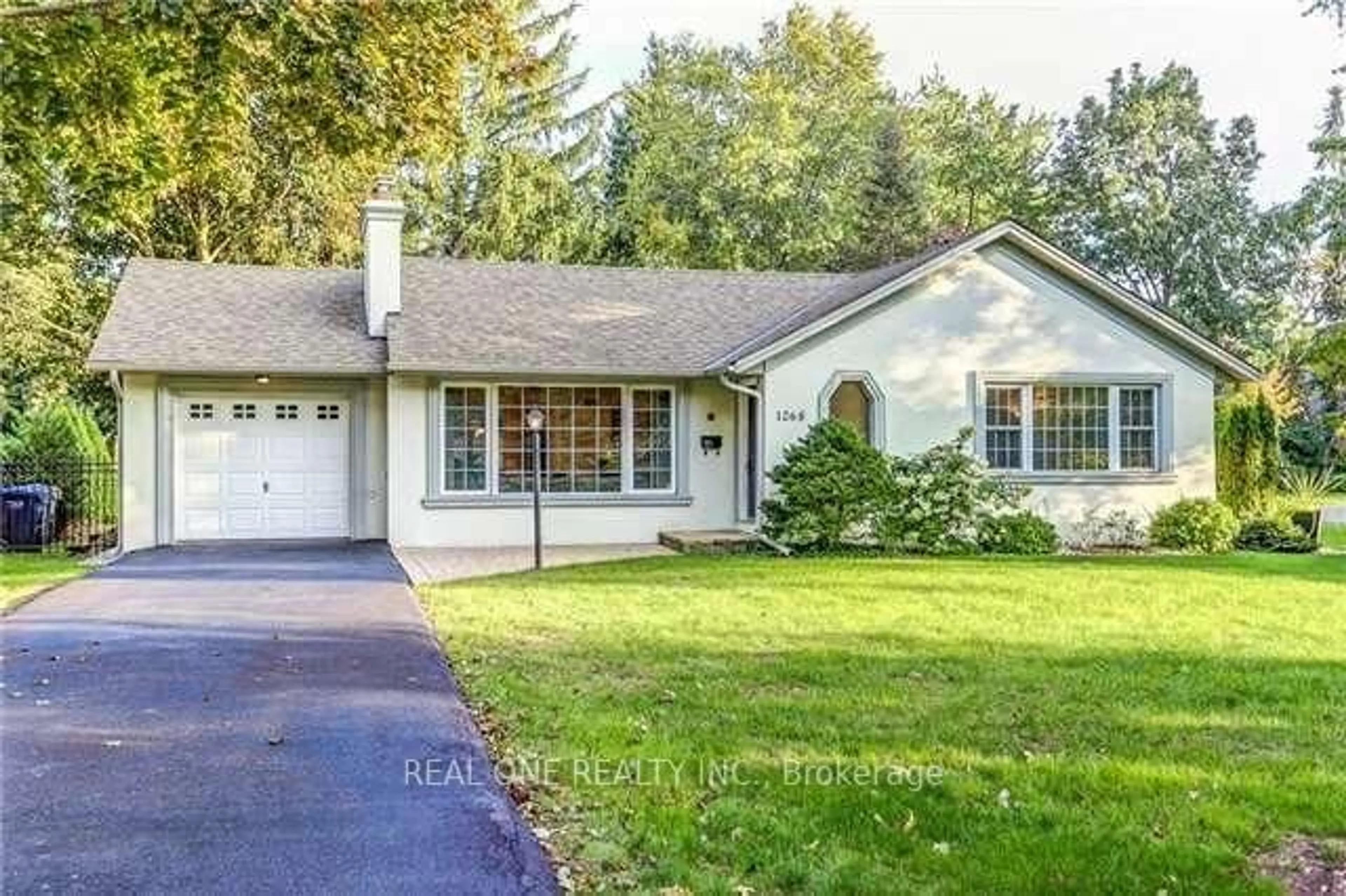Home with vinyl exterior material, street for 1268 Lorne Park Rd, Mississauga Ontario L5H 3A8