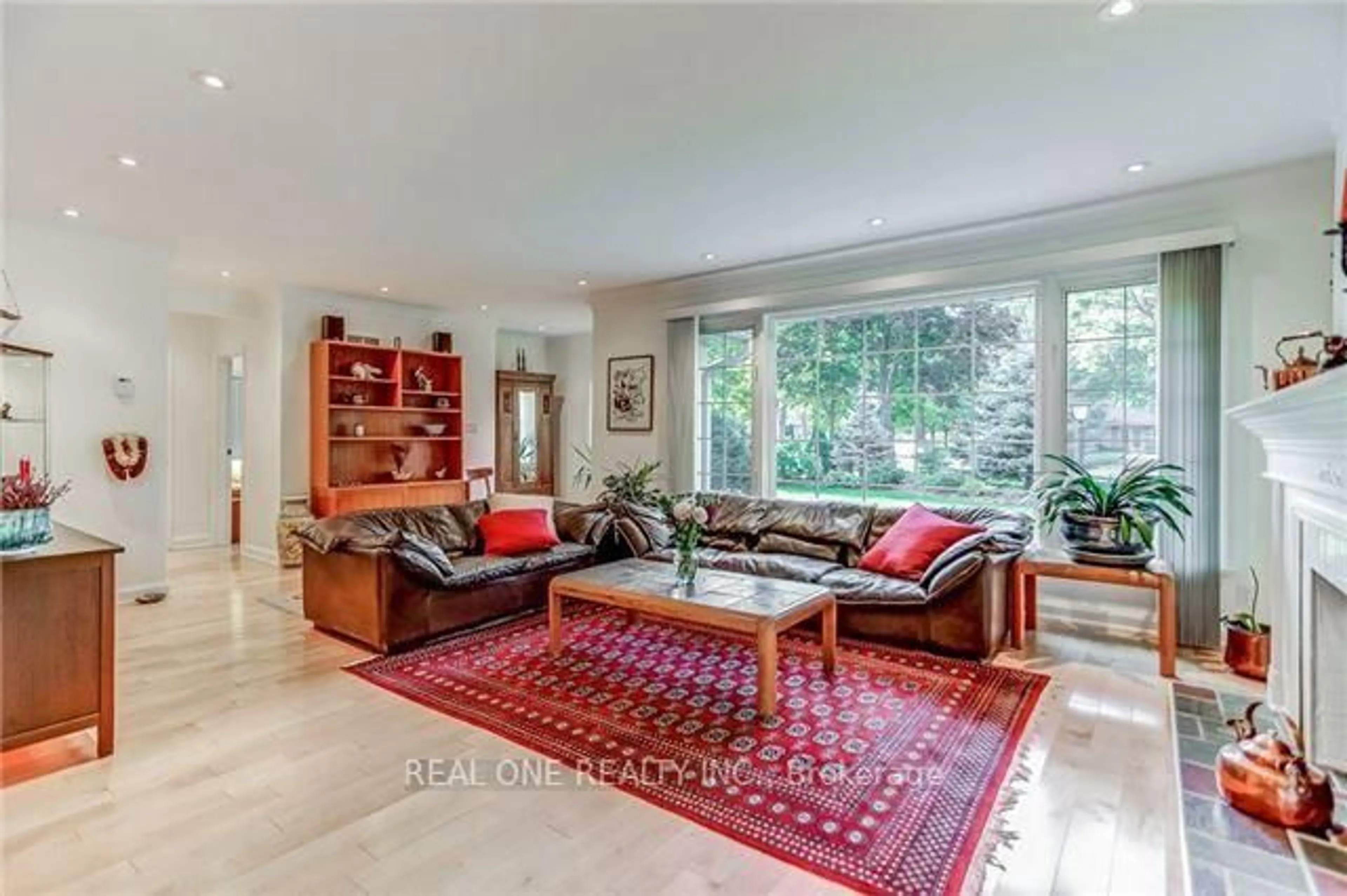Living room with furniture, unknown for 1268 Lorne Park Rd, Mississauga Ontario L5H 3A8