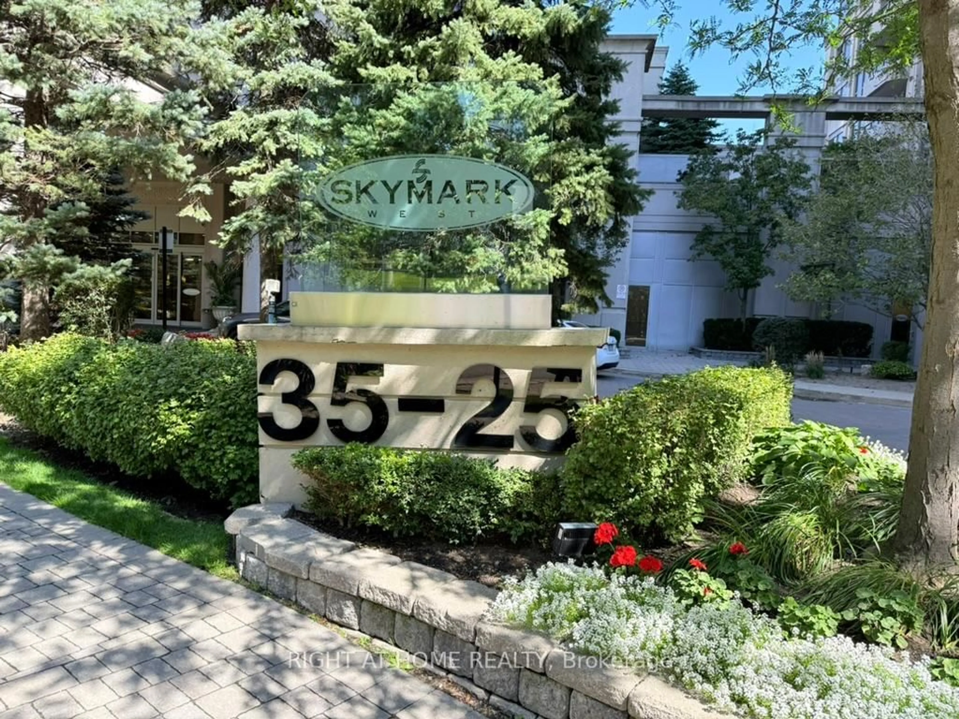 Indoor entryway for 25 Kingsbridge Garden Circ #521, Mississauga Ontario L5R 4B1
