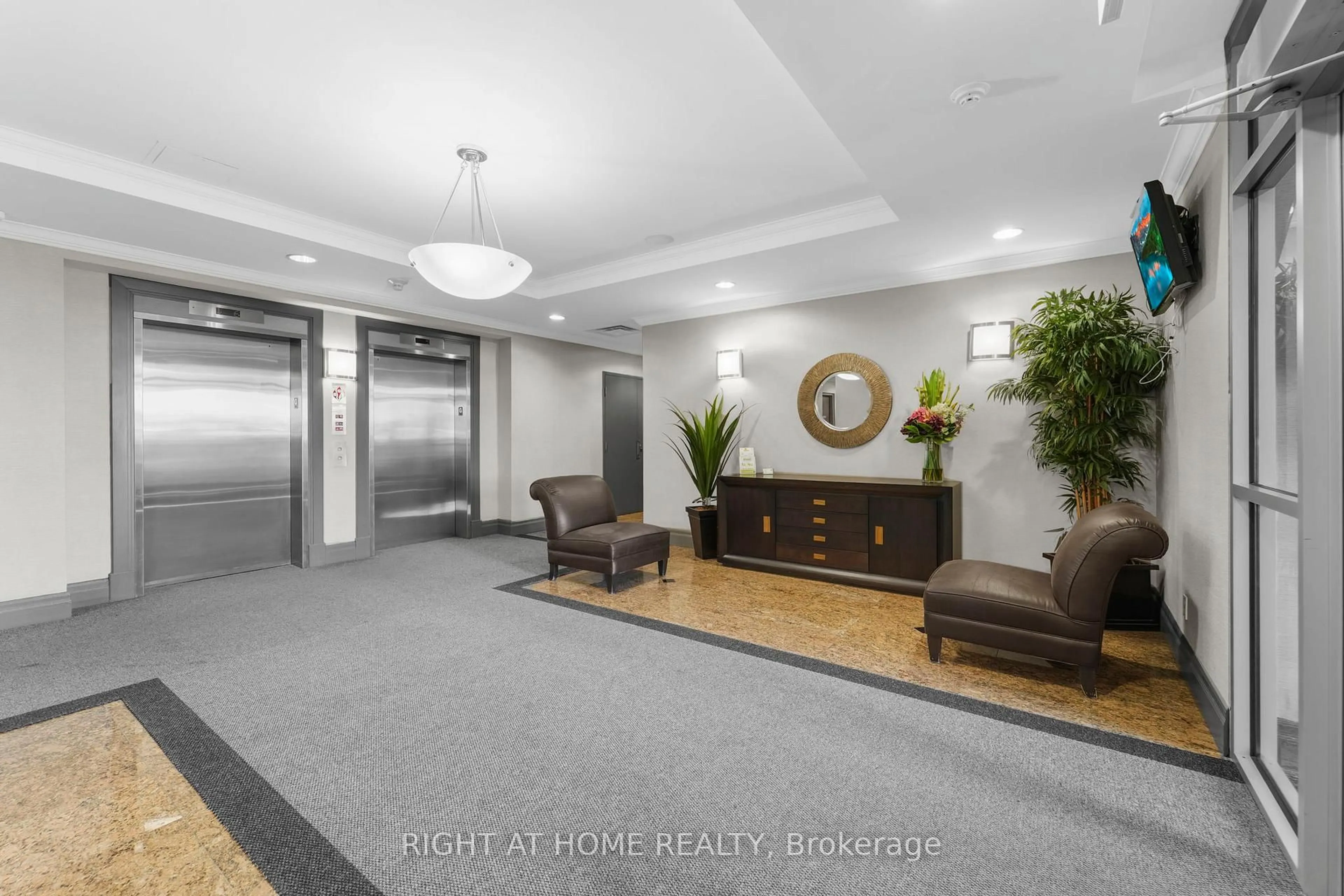 Indoor foyer for 2772 Keele St #105, Toronto Ontario M3M 0A3