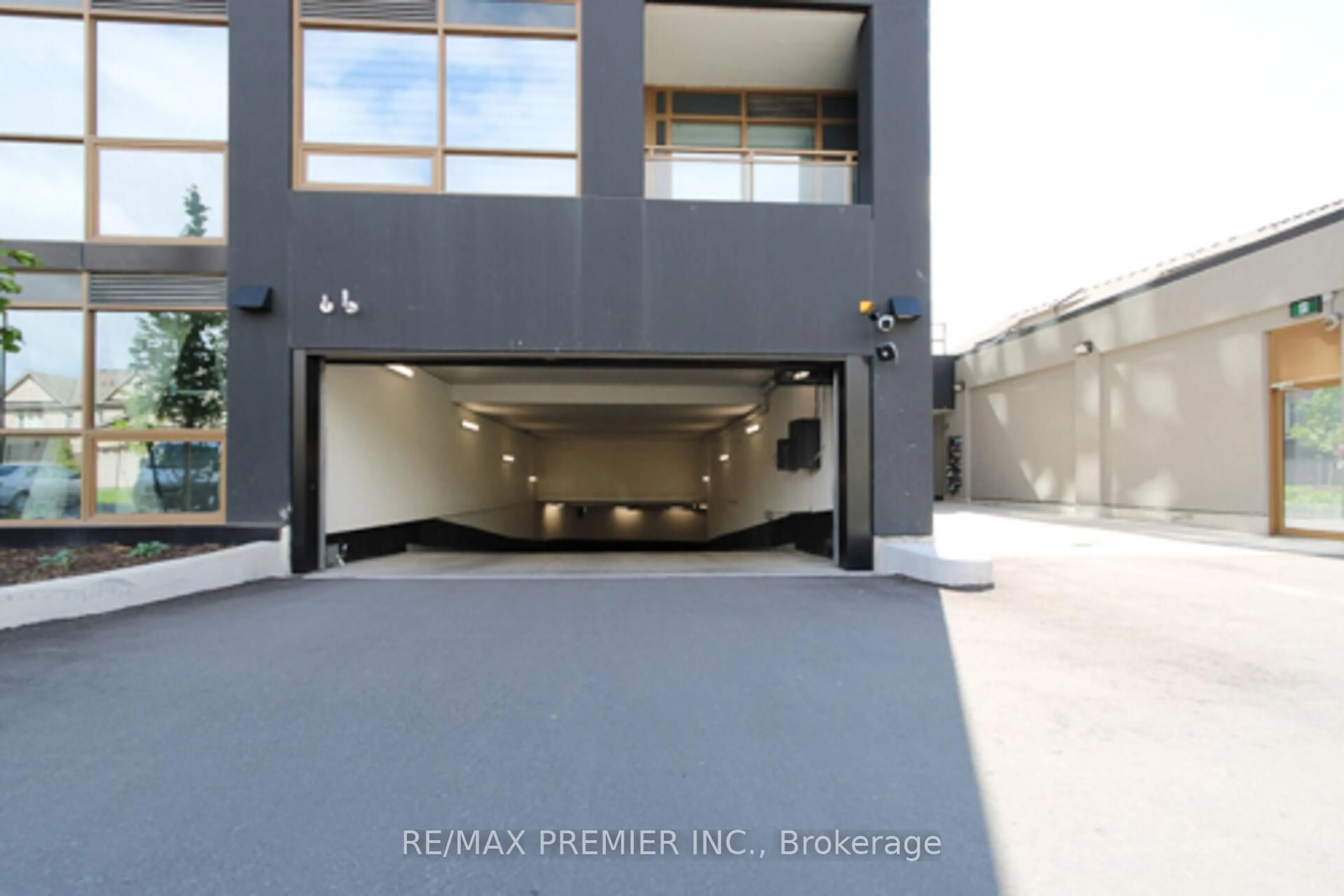 Indoor foyer for 2343 Khalsa Gate #821, Oakville Ontario L6M 0X7