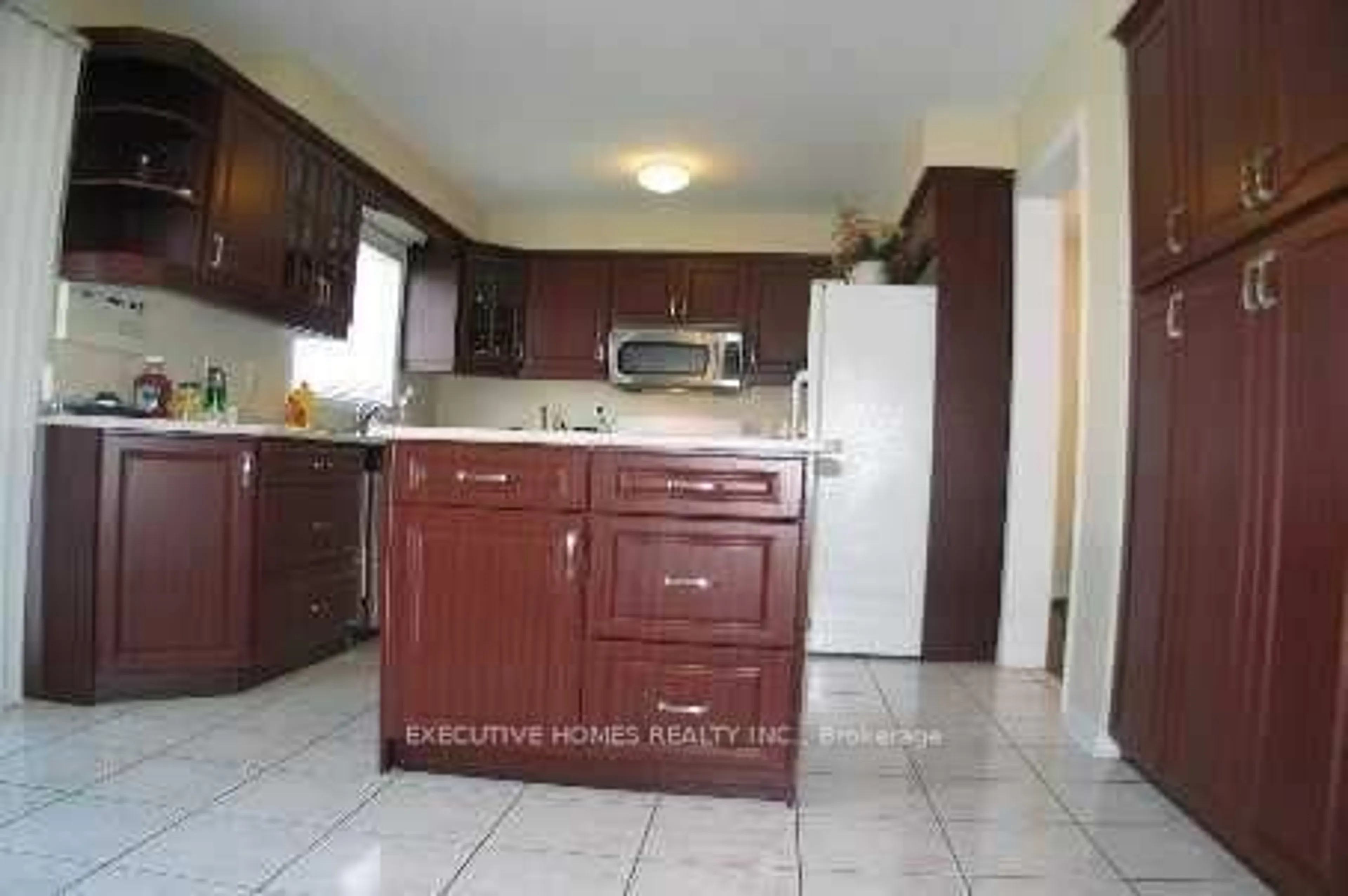 Standard kitchen, ceramic/tile floor for 202 Wildwood Tr, Mississauga Ontario L4Z 3S5