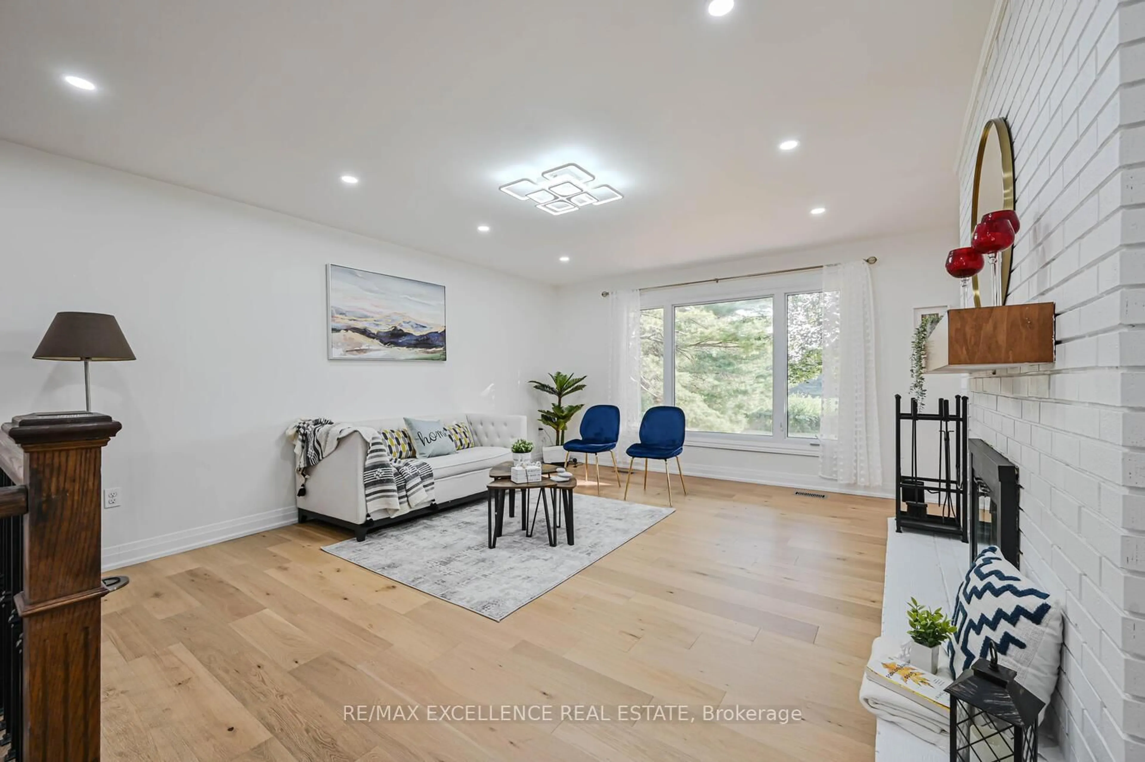 Living room with furniture, unknown for 14812 Centreville Creek Rd, Caledon Ontario L7C 3B1