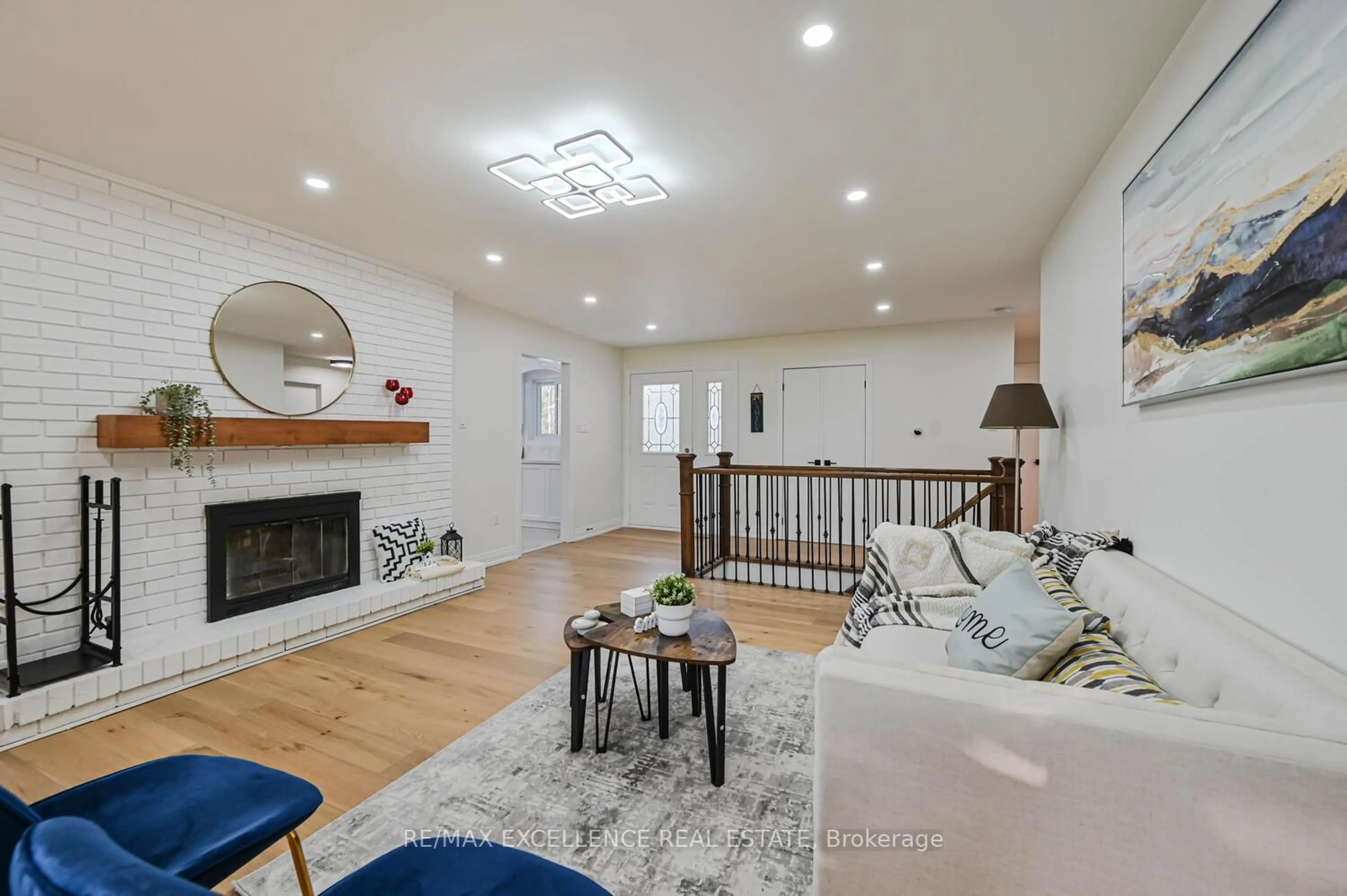 Living room with furniture, unknown for 14812 Centreville Creek Rd, Caledon Ontario L7C 3B1
