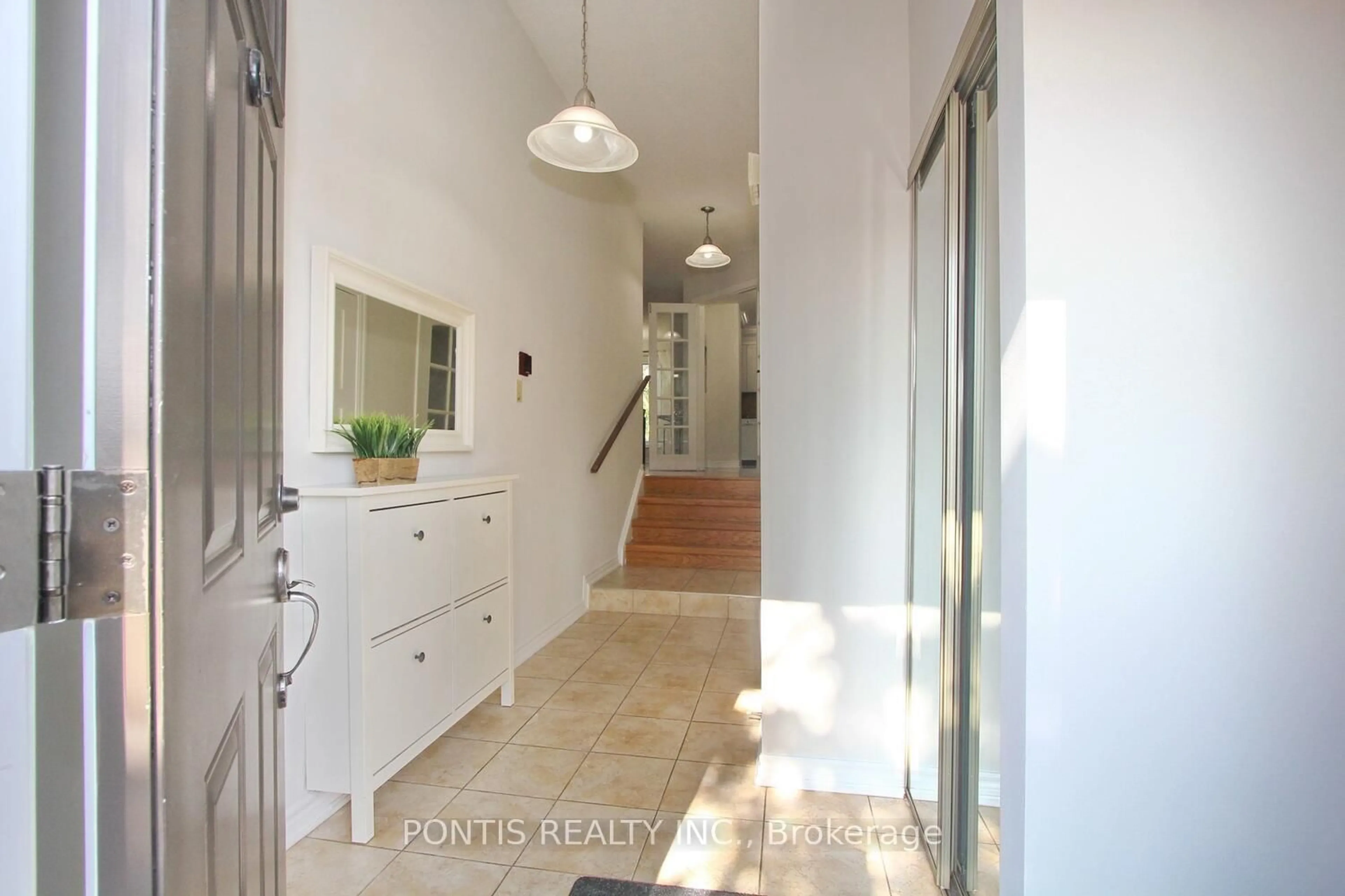 Indoor entryway for 72 SHELDRAKE Crt, Brampton Ontario L6Y 2W9