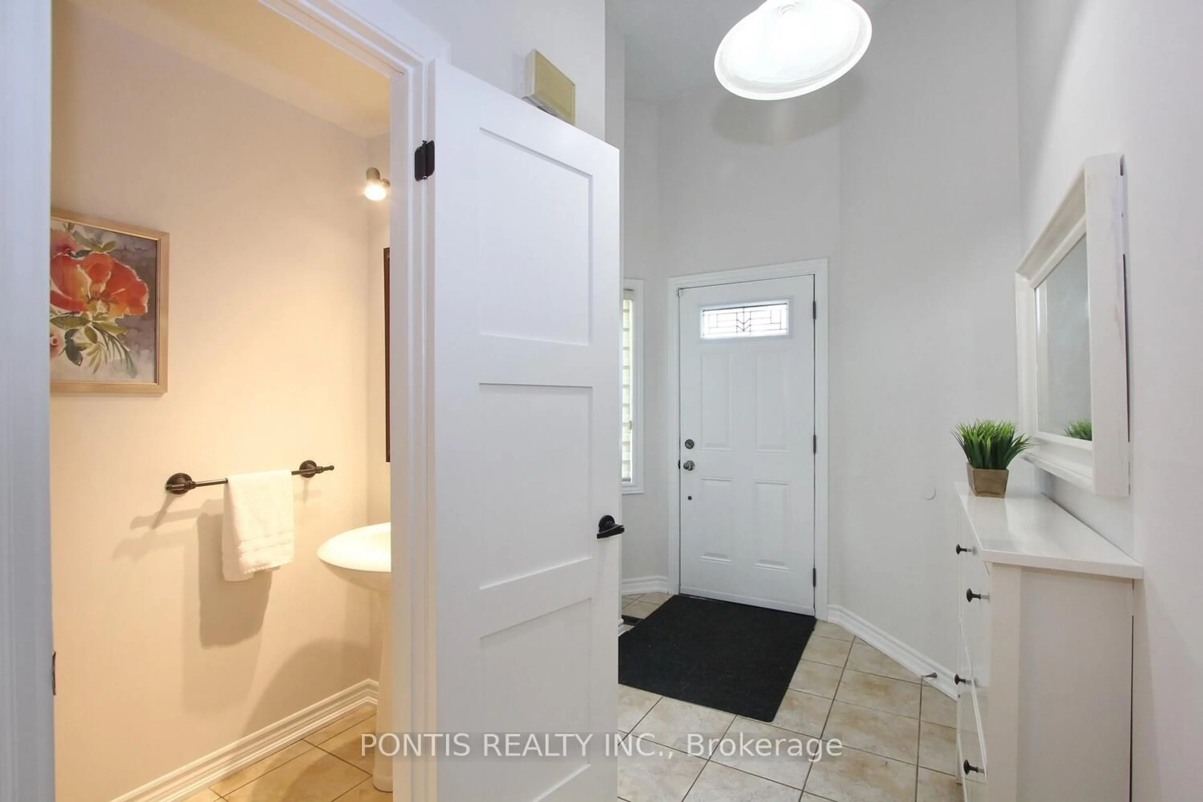 Indoor entryway for 72 SHELDRAKE Crt, Brampton Ontario L6Y 2W9
